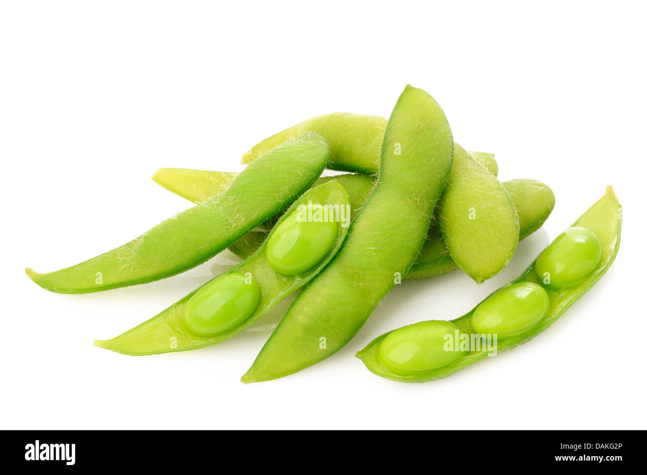 Vert bouillis haricots de soja, haricots japonais sur fond blanc Banque D'Images