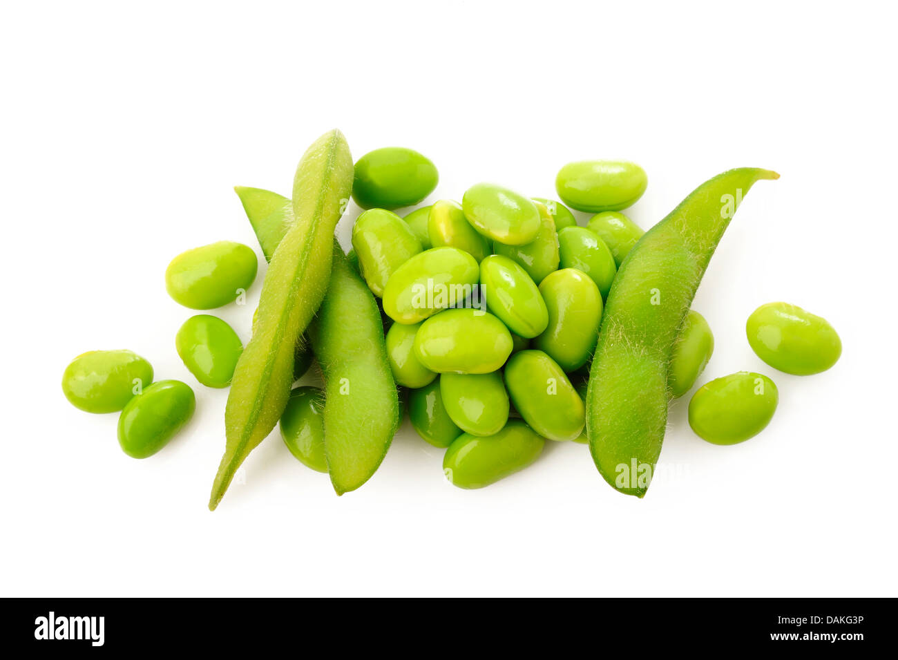 Vert bouillis haricots de soja, haricots japonais sur fond blanc Banque D'Images