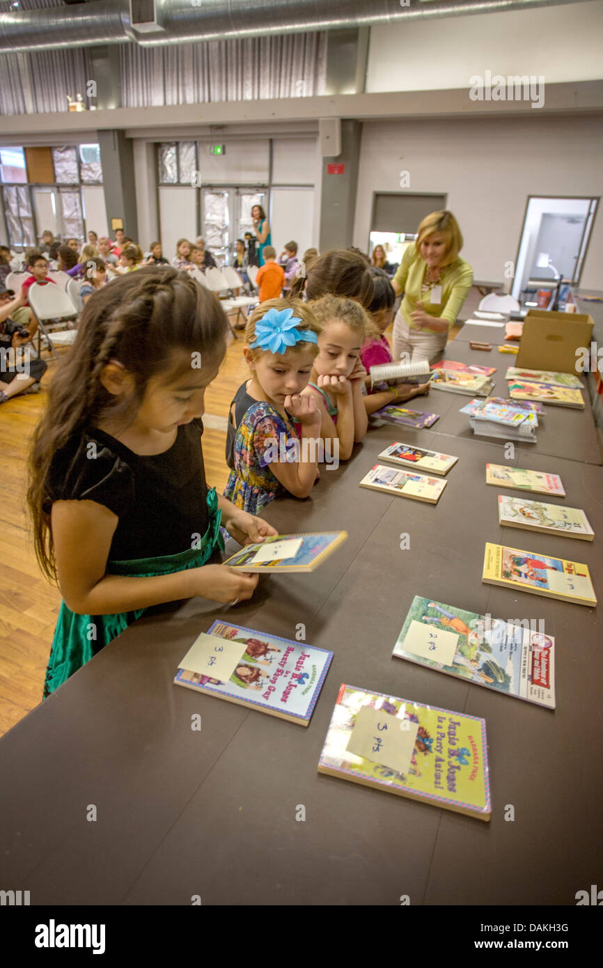 Les étudiants sourds sélectionnez gratuitement des livres à lire à la California School for the Deaf à Riverside Banque D'Images