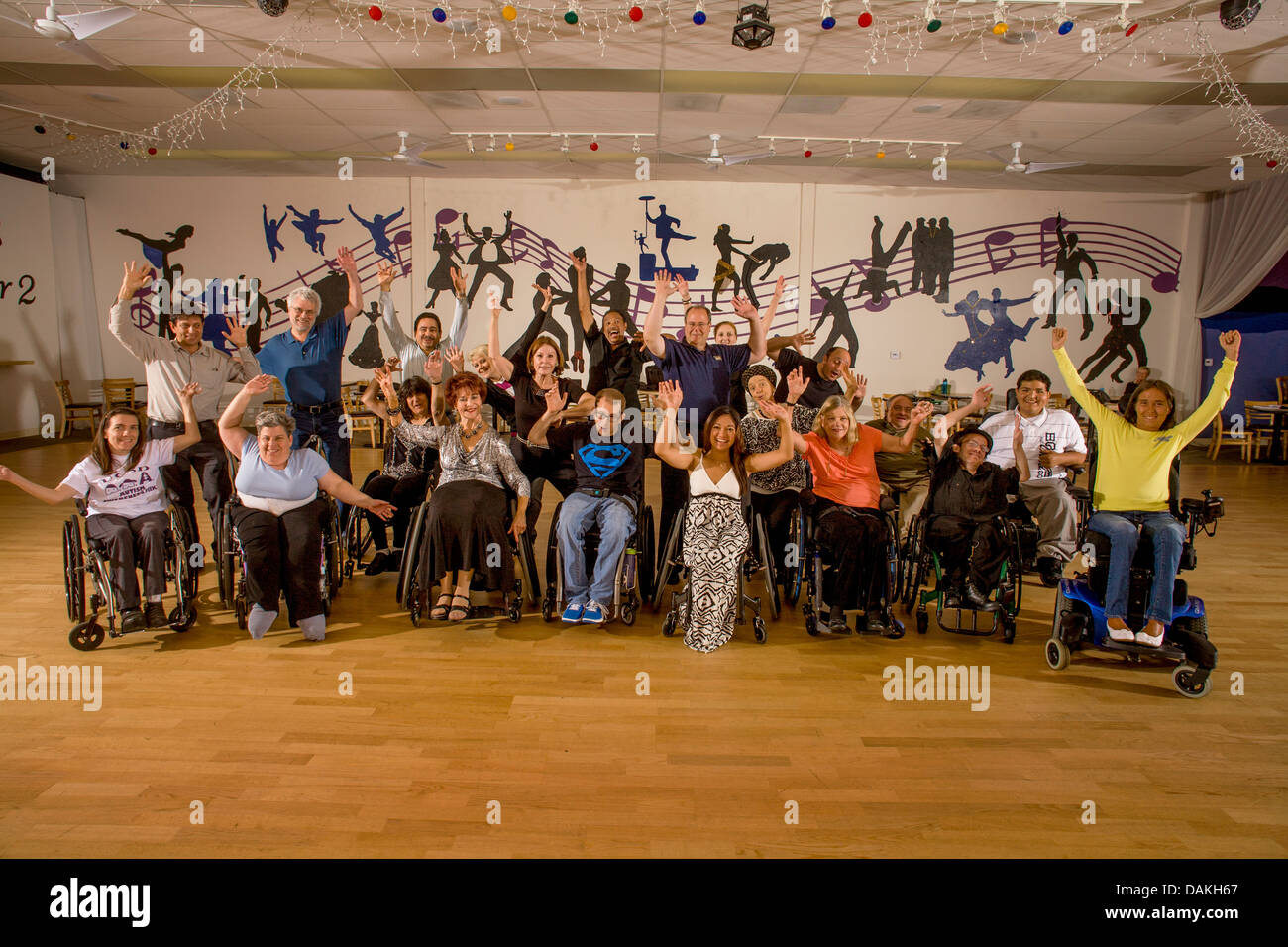 Un professeur de danse afro-américaine pose avec des handicapés et des adultes normaux, dans un fauteuil roulant de classe de danse à San Diego, CA. Banque D'Images