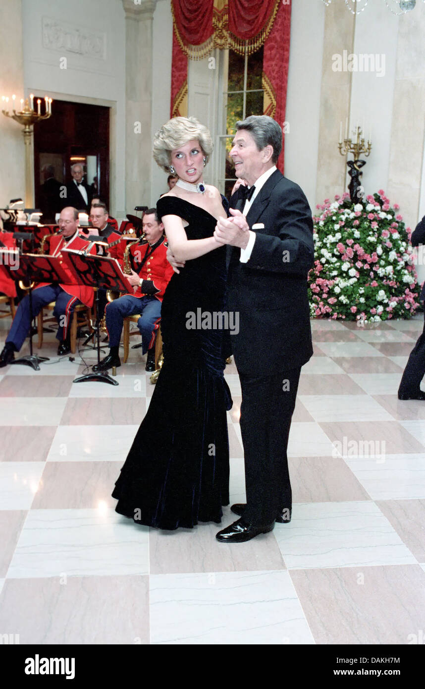 Diana, princesse de Galles danse avec le président Ronald Reagan lors d'un dîner de gala à la Maison Blanche le 9 novembre 1985 à Washington, DC. Banque D'Images