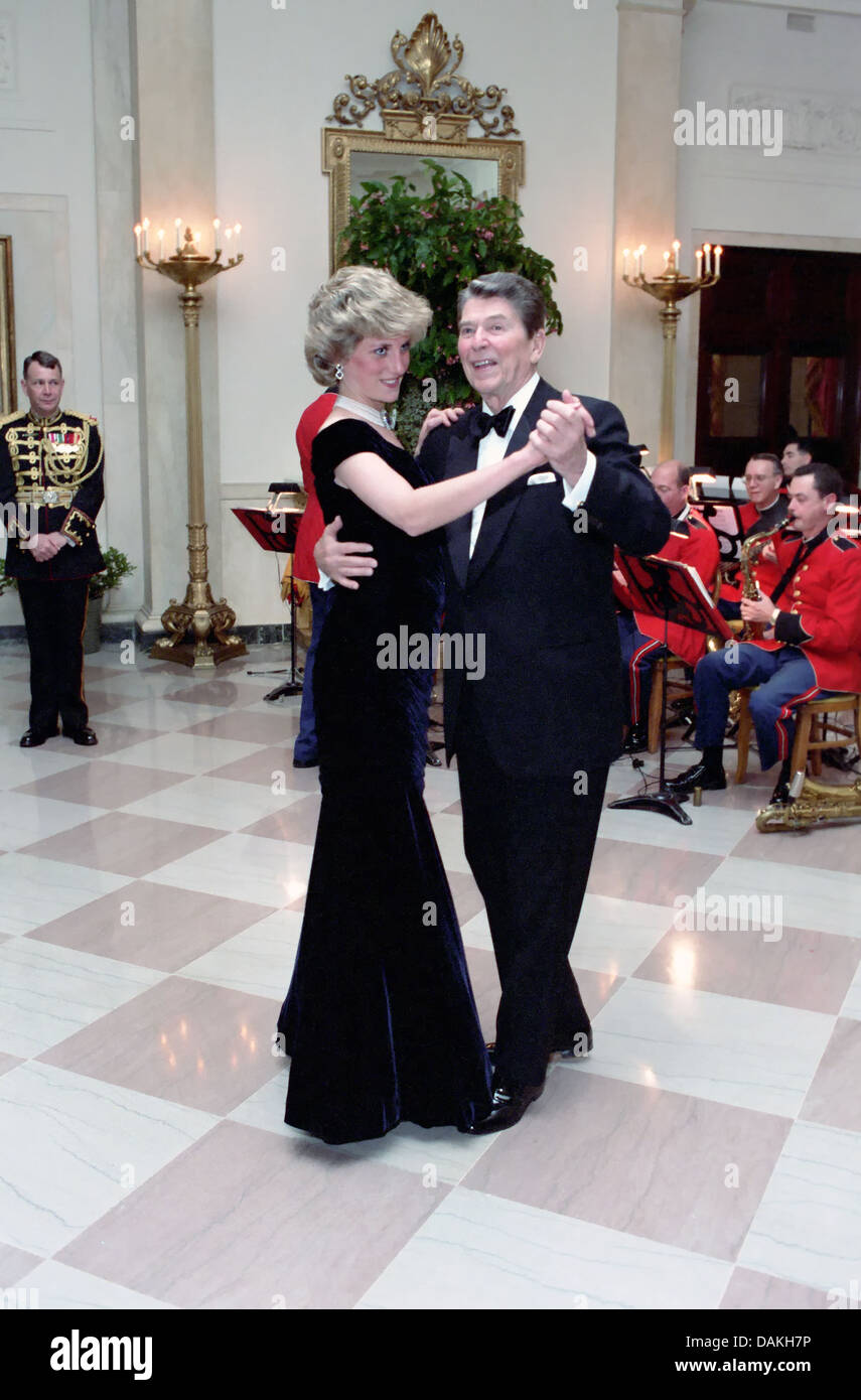 Diana, princesse de Galles danse avec le président Ronald Reagan lors d'un dîner de gala à la Maison Blanche le 9 novembre 1985 à Washington, DC. Banque D'Images