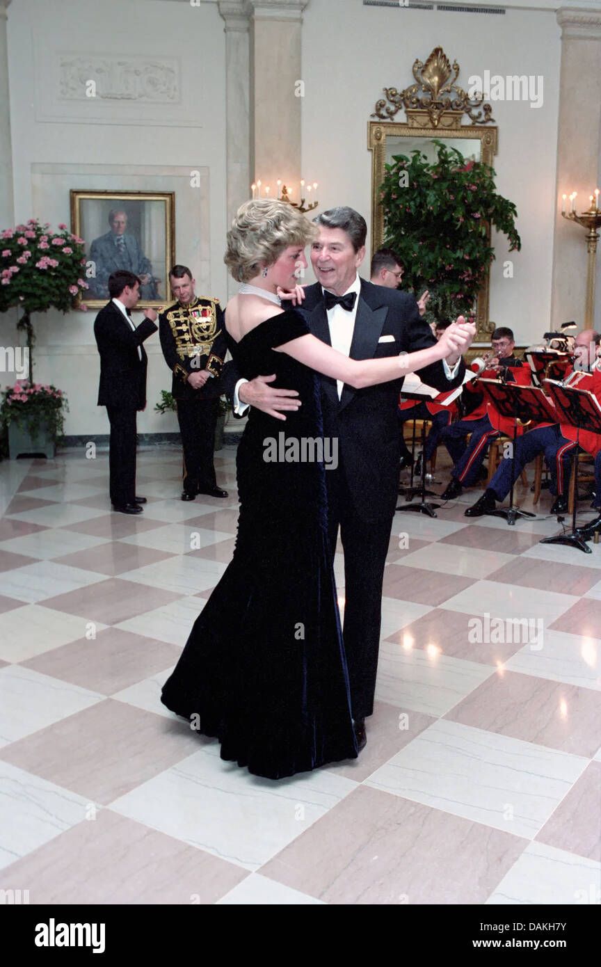 Diana, princesse de Galles danse avec le président Ronald Reagan lors d'un dîner de gala à la Maison Blanche le 9 novembre 1985 à Washington, DC. Banque D'Images