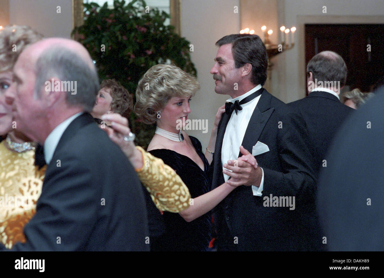 Diana, princesse de Galles danse avec l'acteur Tom Selleck lors d'un dîner de gala à la Maison Blanche le 9 novembre 1985 à Washington, DC. Banque D'Images