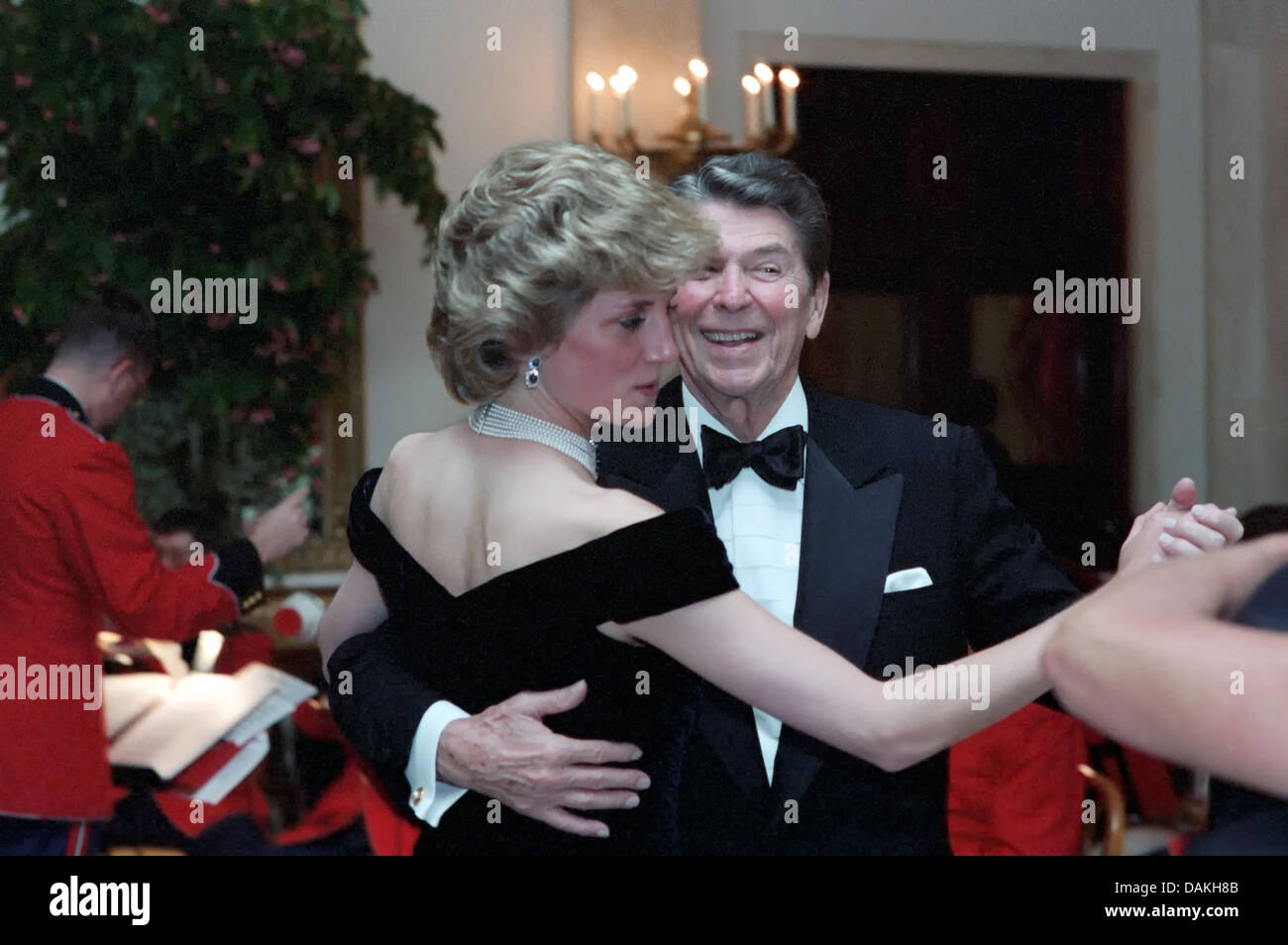 Diana, princesse de Galles danse avec le président Ronald Reagan lors d'un dîner de gala à la Maison Blanche le 9 novembre 1985 à Washington, DC. Banque D'Images