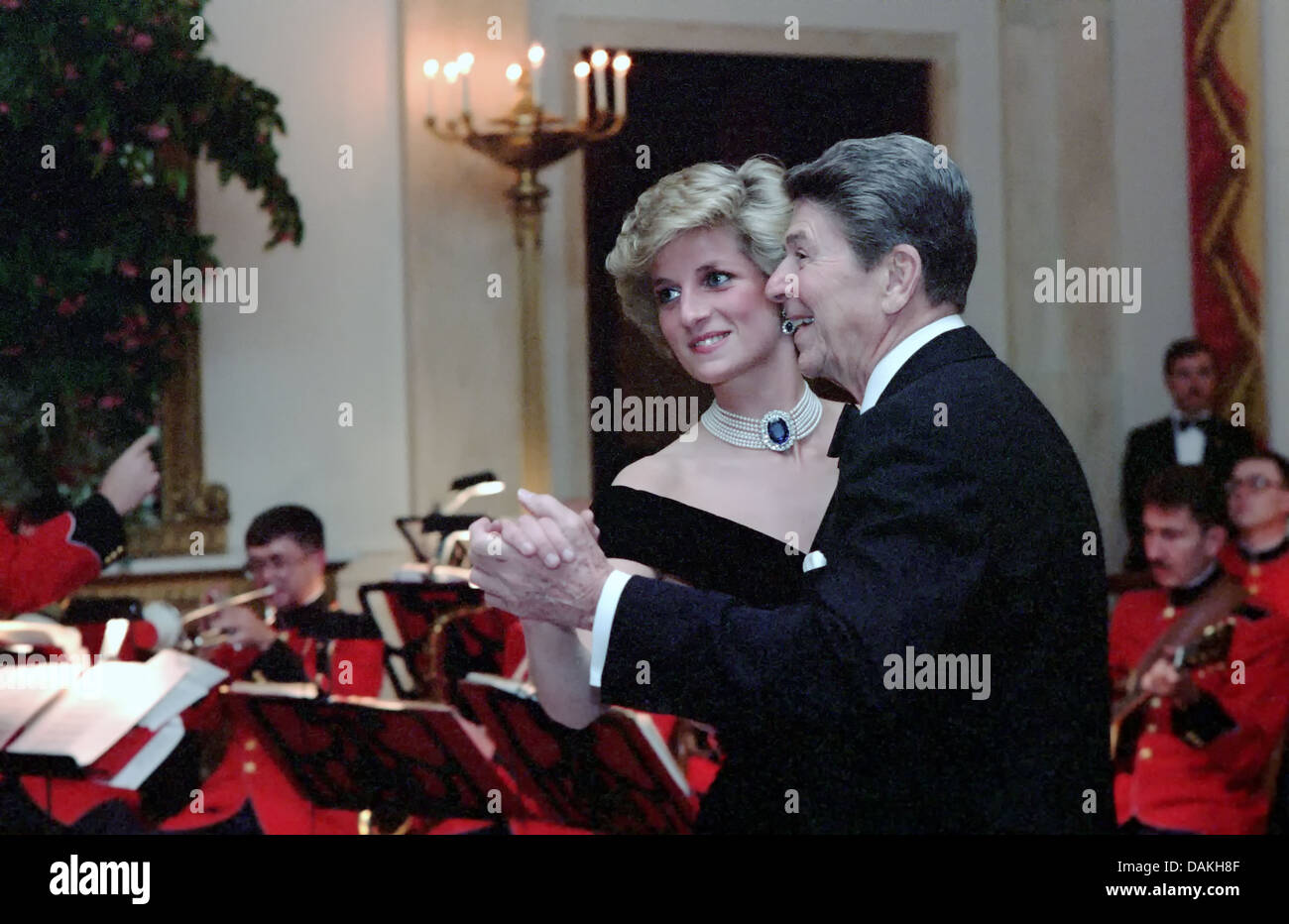 Diana, princesse de Galles danse avec le président Ronald Reagan lors d'un dîner de gala à la Maison Blanche le 9 novembre 1985 à Washington, DC. Banque D'Images