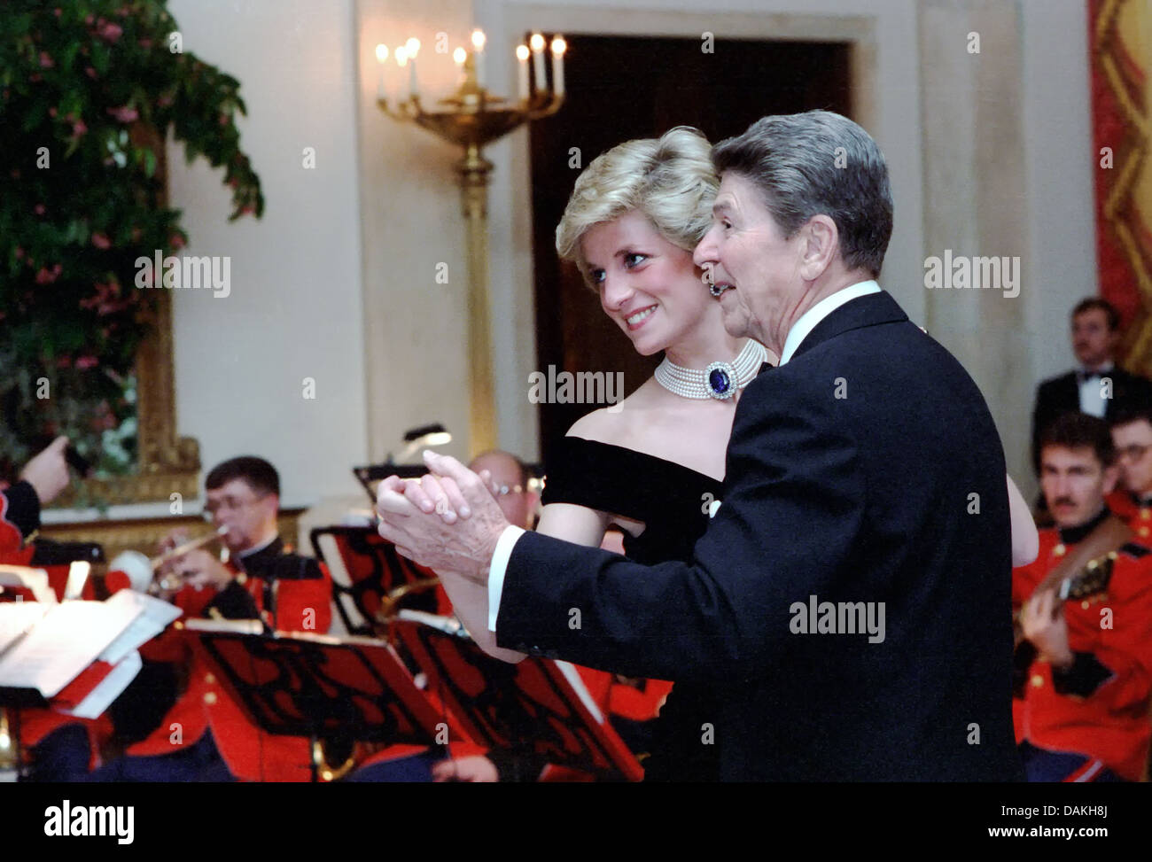 Diana, princesse de Galles danse avec le président Ronald Reagan lors d'un dîner de gala à la Maison Blanche le 9 novembre 1985 à Washington, DC. Banque D'Images