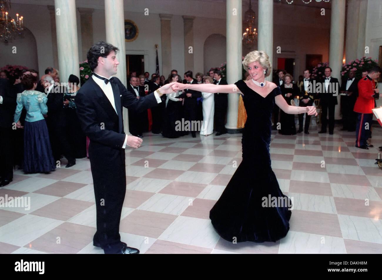 Diana, princesse de Galles danse avec l'acteur John Travolta lors d'un dîner de gala à la Maison Blanche le 9 novembre 1985 à Washington, DC. Banque D'Images