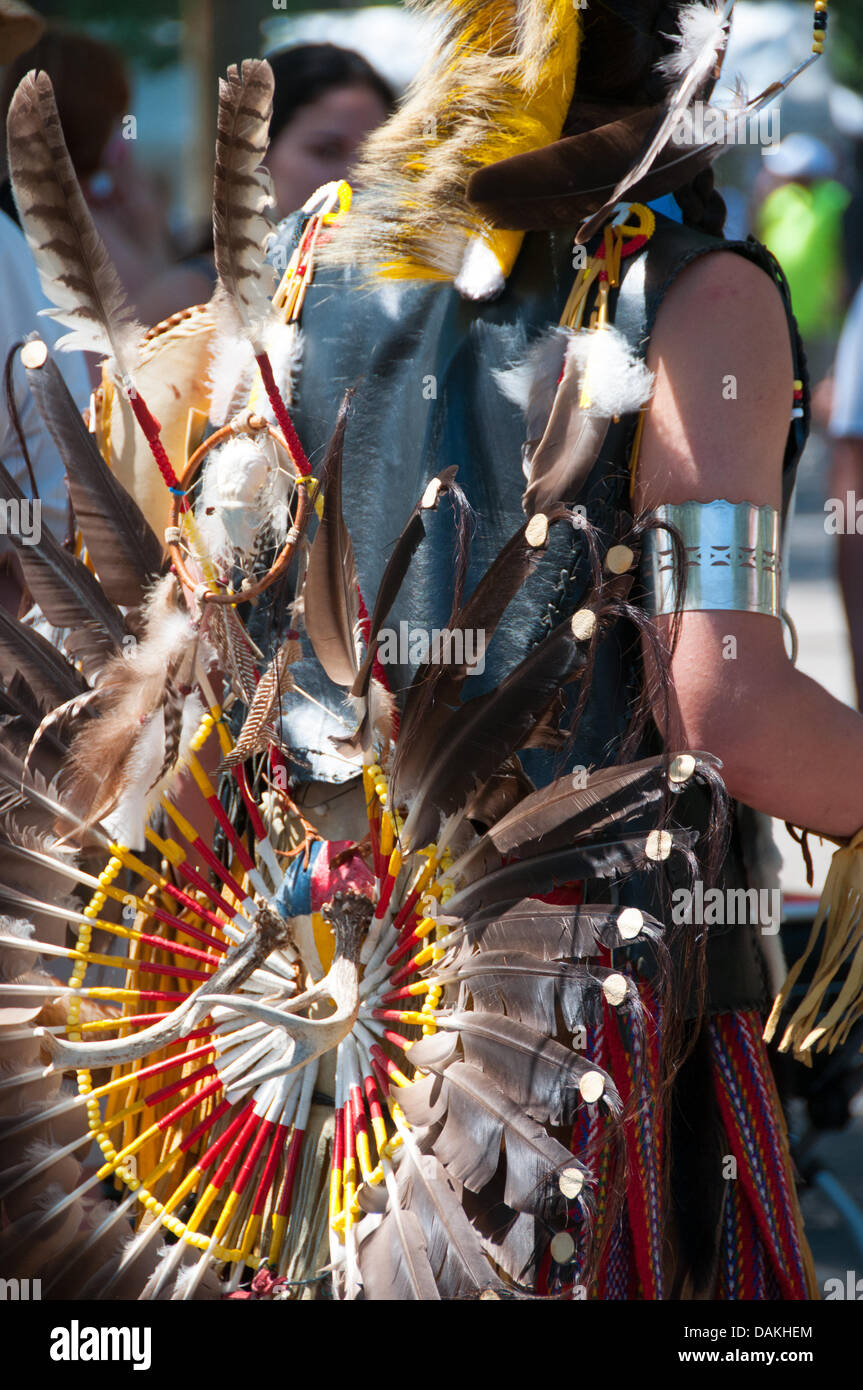 La fière nation mohawk vivant dans la communauté autochtone de Kahnawake situé sur la rive sud du fleuve Saint-Laurent, au Québec Canada célèbre son Pow-Wow annuel avec des danses traditionnelles et la musique de tambour Banque D'Images