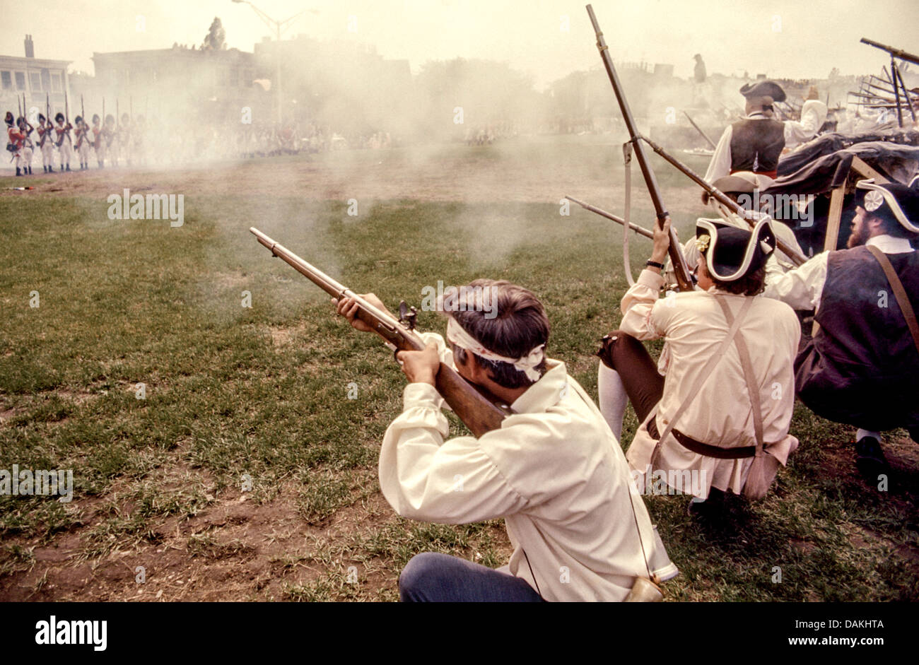 Le feu des mousquets patriotes défendant les fortifications en une reconstitution de la Bataille de Bunker Hill 1775, Charlestown, Massachusetts Banque D'Images