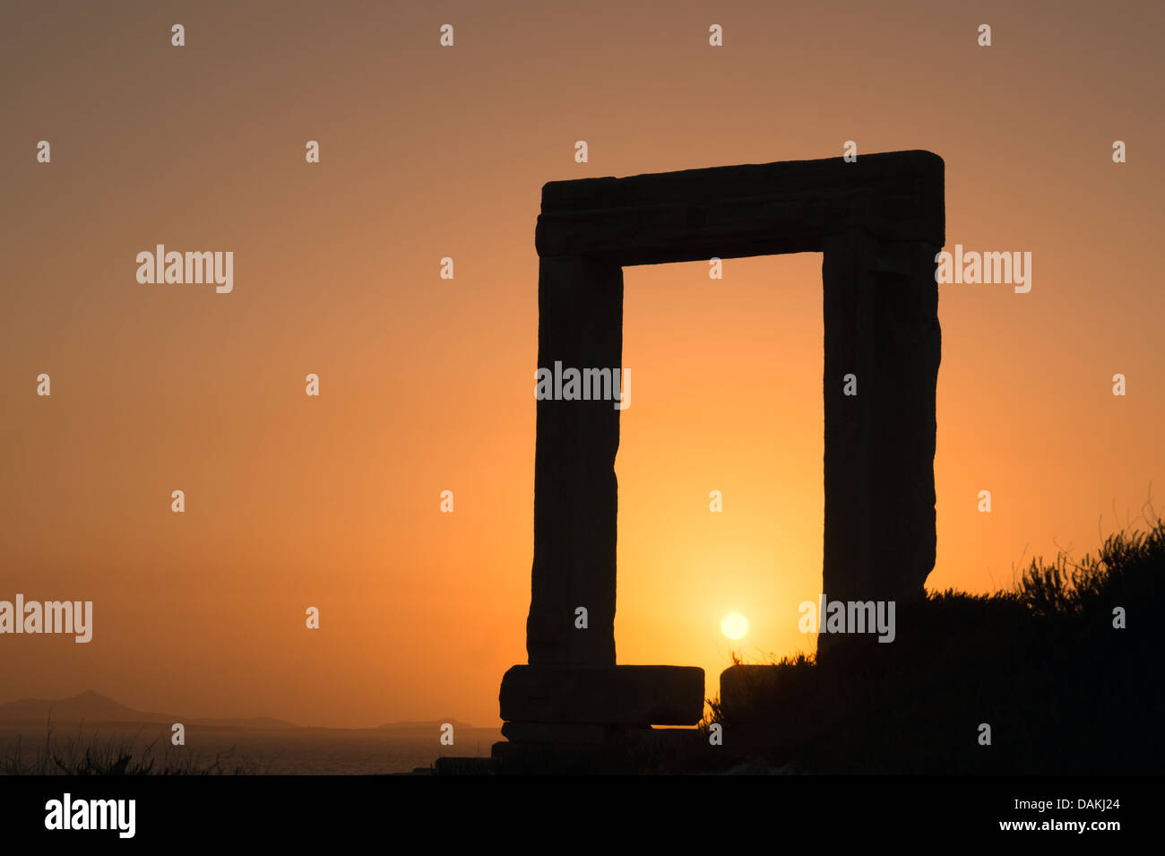 Ancienne porte d'Apollon temple au coucher du soleil sur l'île de Naxos, Grèce Banque D'Images