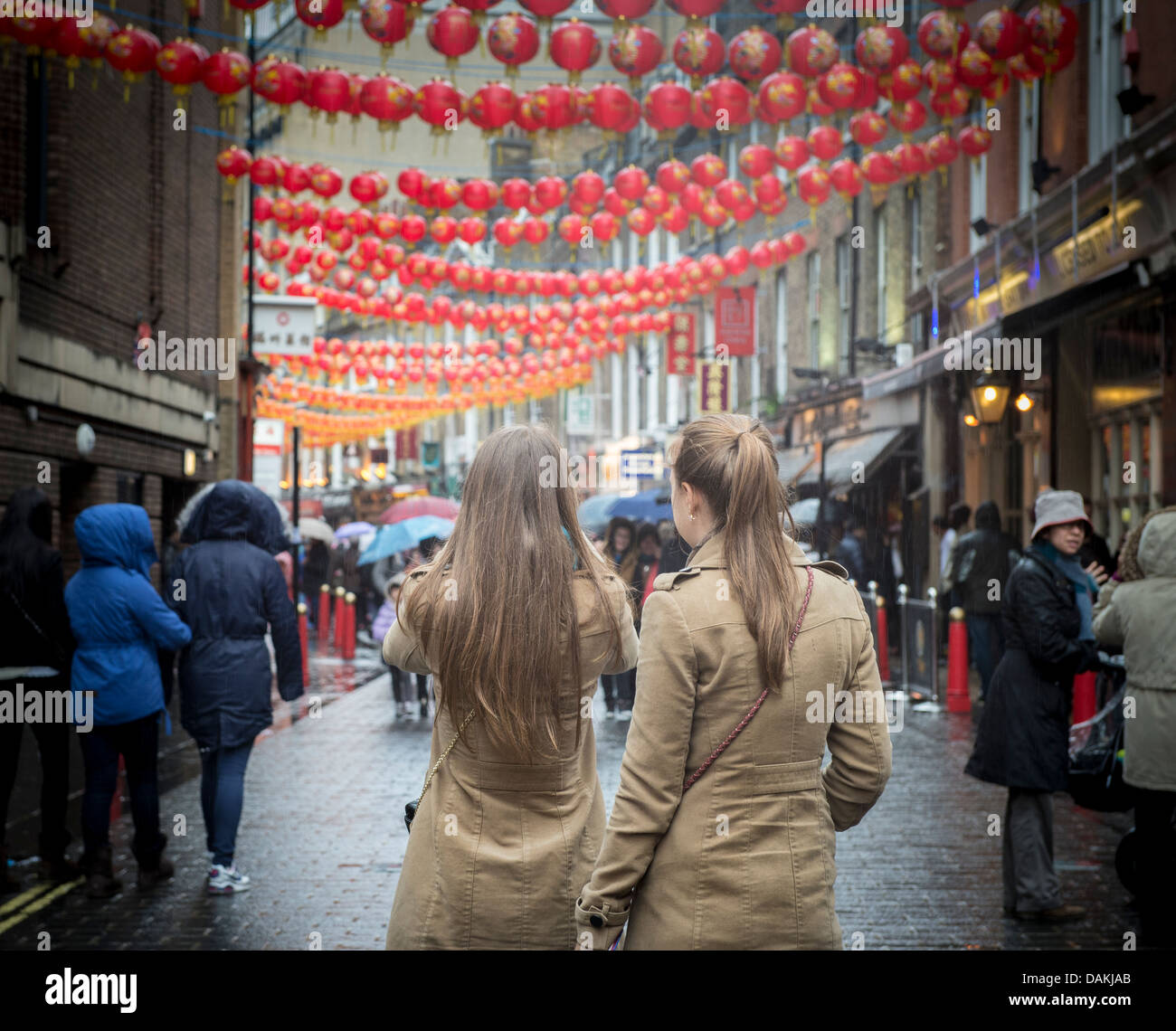 Deux jeunes filles en photographiant des lanternes chinoises au cours de la London Nouvel An chinois 2013 Célébrations Banque D'Images