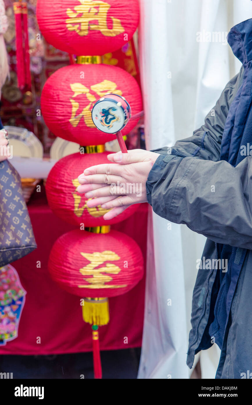 Un Chinois virevoltant d'un instrument de musique pendant le Nouvel An chinois 2013 Londres Banque D'Images