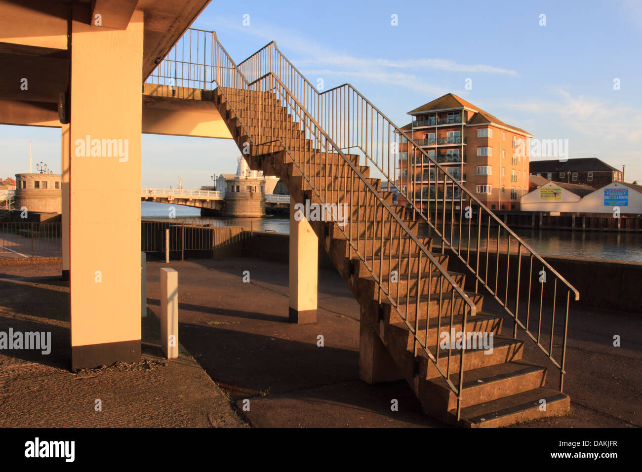 Cas d'escalier à Havenbridge Chambre,River quay bloc d'appartement à côté de la rivière, Great Yarmouth, Norfolk, UK Banque D'Images