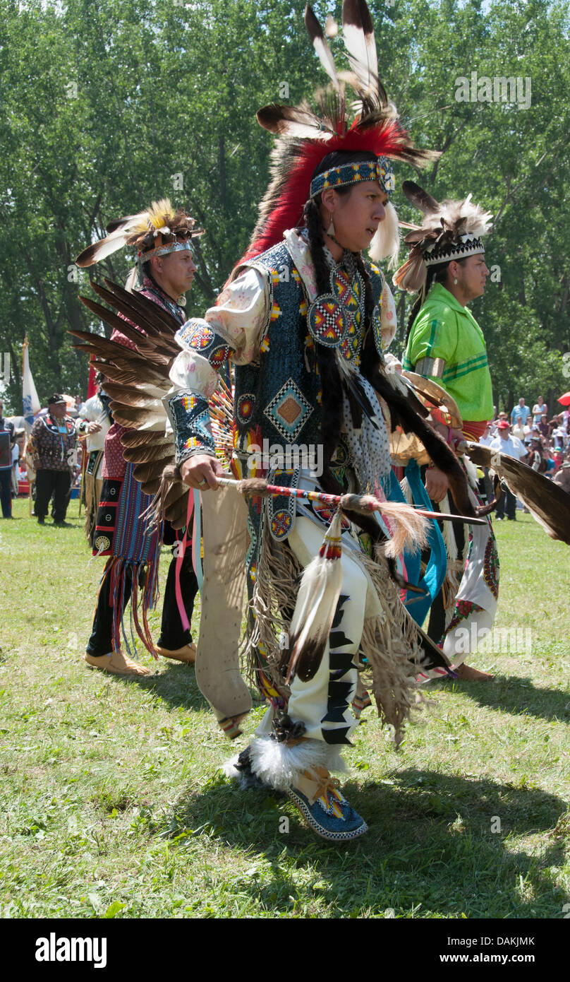 La fière nation mohawk vivant dans la communauté autochtone de Kahnawake situé sur la rive sud du fleuve Saint-Laurent, au Québec Canada célèbre son Pow-Wow annuel avec des danses traditionnelles et la musique de tambour -Juillet 2013 13-14 Banque D'Images