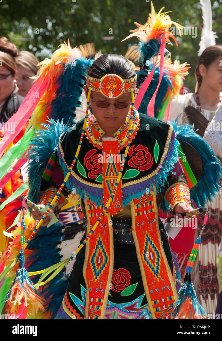 La fière nation mohawk vivant dans la communauté autochtone de Kahnawake situé sur la rive sud du fleuve Saint-Laurent, au Québec Canada célèbre son Pow-Wow annuel avec des danses traditionnelles et la musique de tambour - Banque D'Images