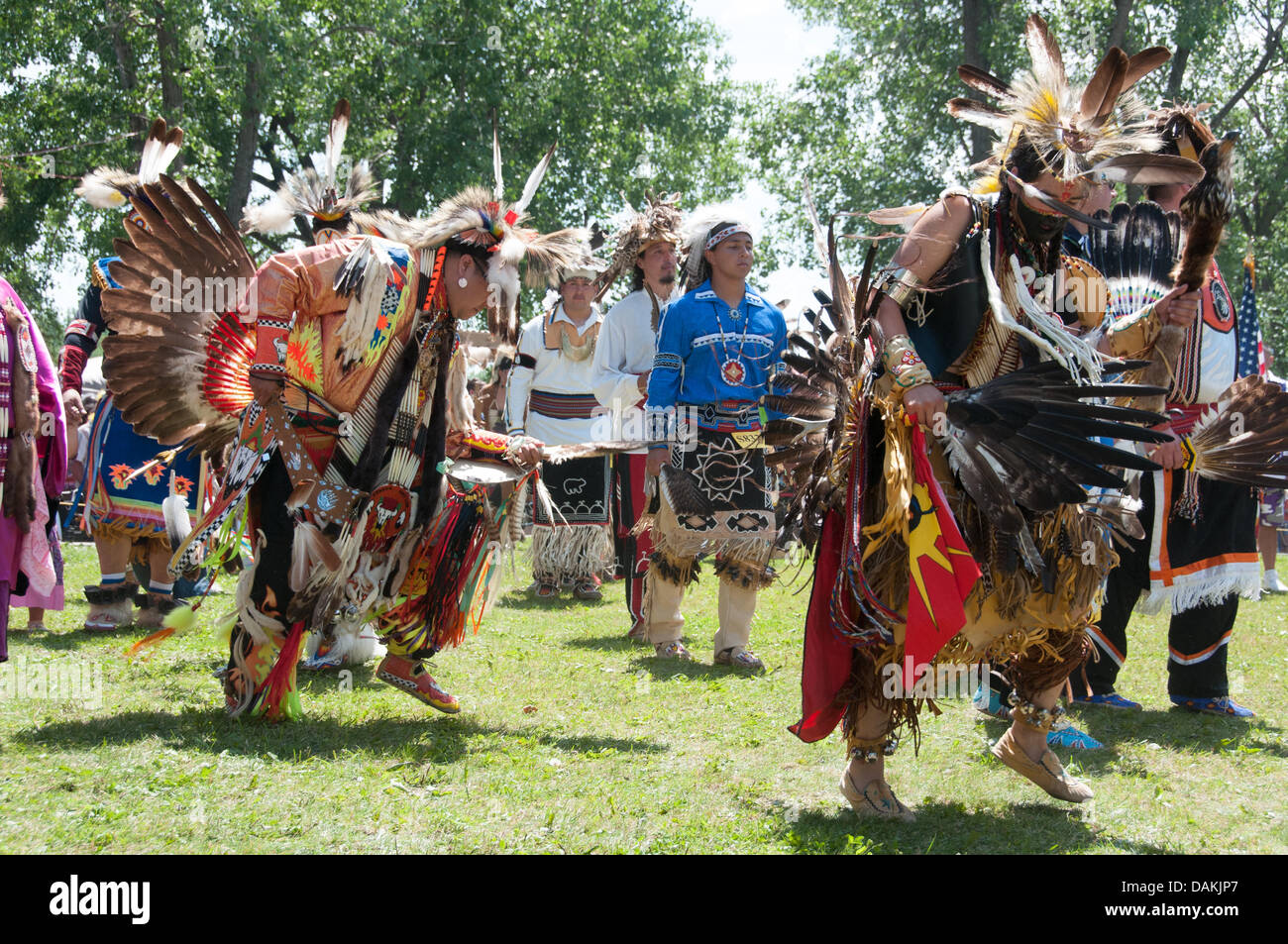 La fière nation mohawk vivant dans la communauté autochtone de Kahnawake situé sur la rive sud du fleuve Saint-Laurent, au Québec Canada célèbre son Pow-Wow annuel avec des danses traditionnelles et la musique de tambour -Juillet 2013 13-14 Banque D'Images