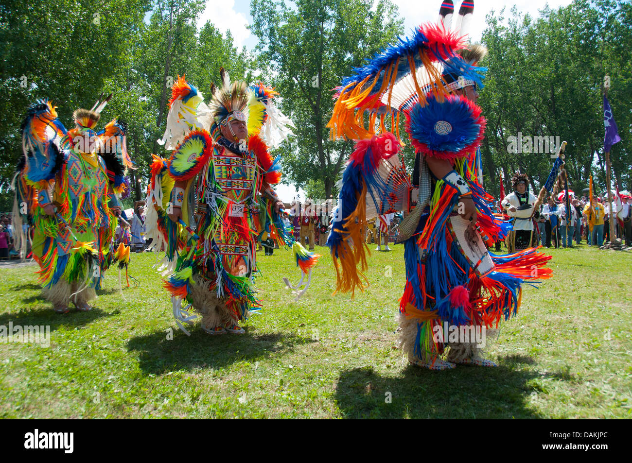 La fière nation mohawk vivant dans la communauté autochtone de Kahnawake situé sur la rive sud du fleuve Saint-Laurent, au Québec Canada célèbre son Pow-Wow annuel avec tambour et danses traditionnelles Banque D'Images
