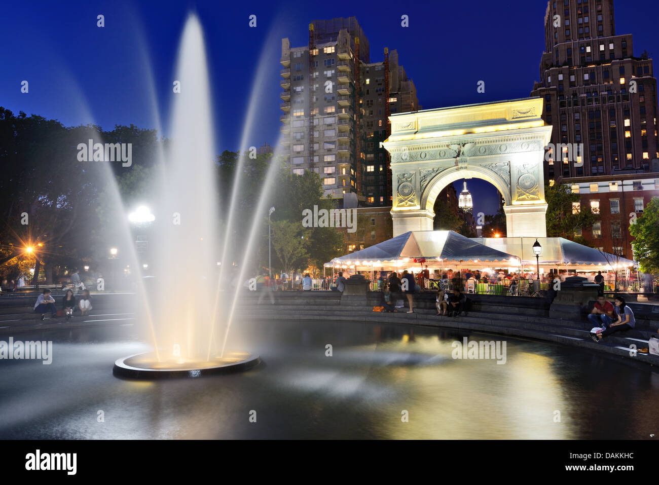 Washington Square Park la nuit dans la ville de New York pendant les mois d'été. Banque D'Images
