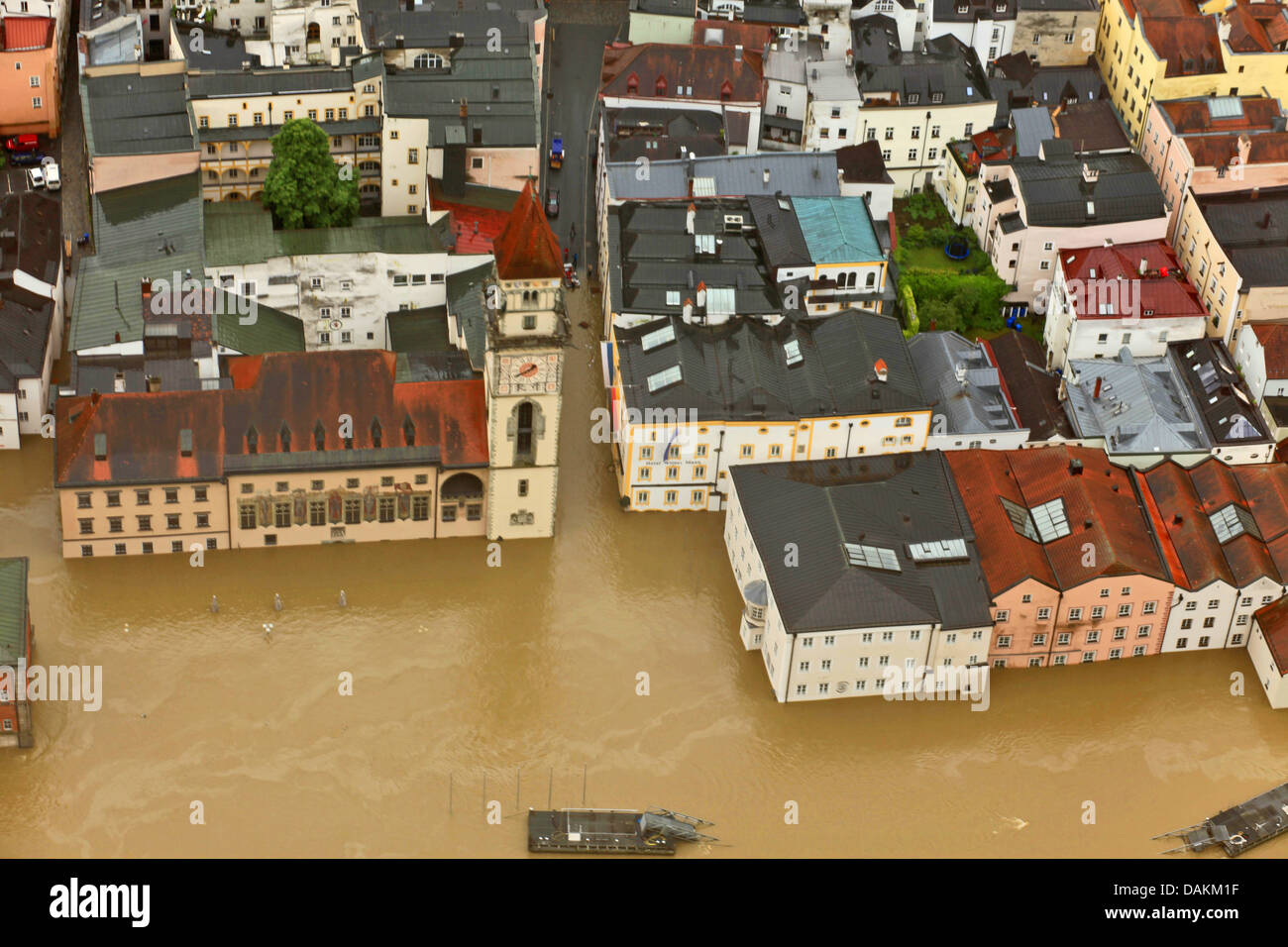 Vieille ville de Passau avec town hall inondé par la rivière Donau en juin 2013, l'Allemagne, Bavière, Passau Banque D'Images