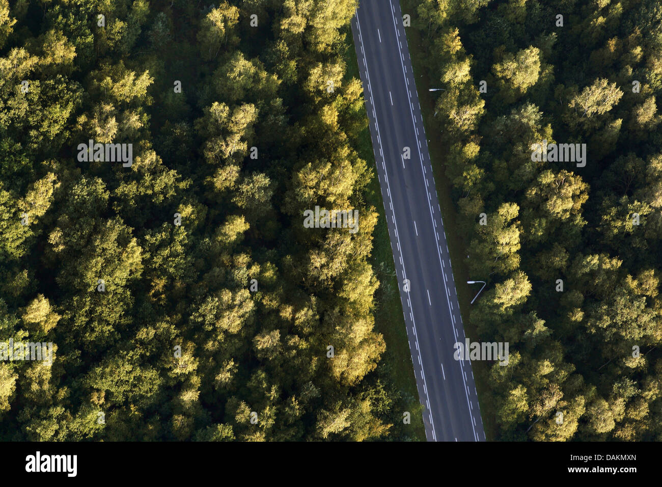 Vue aérienne d'un passage à niveau de la rue forest, Belgique Banque D'Images