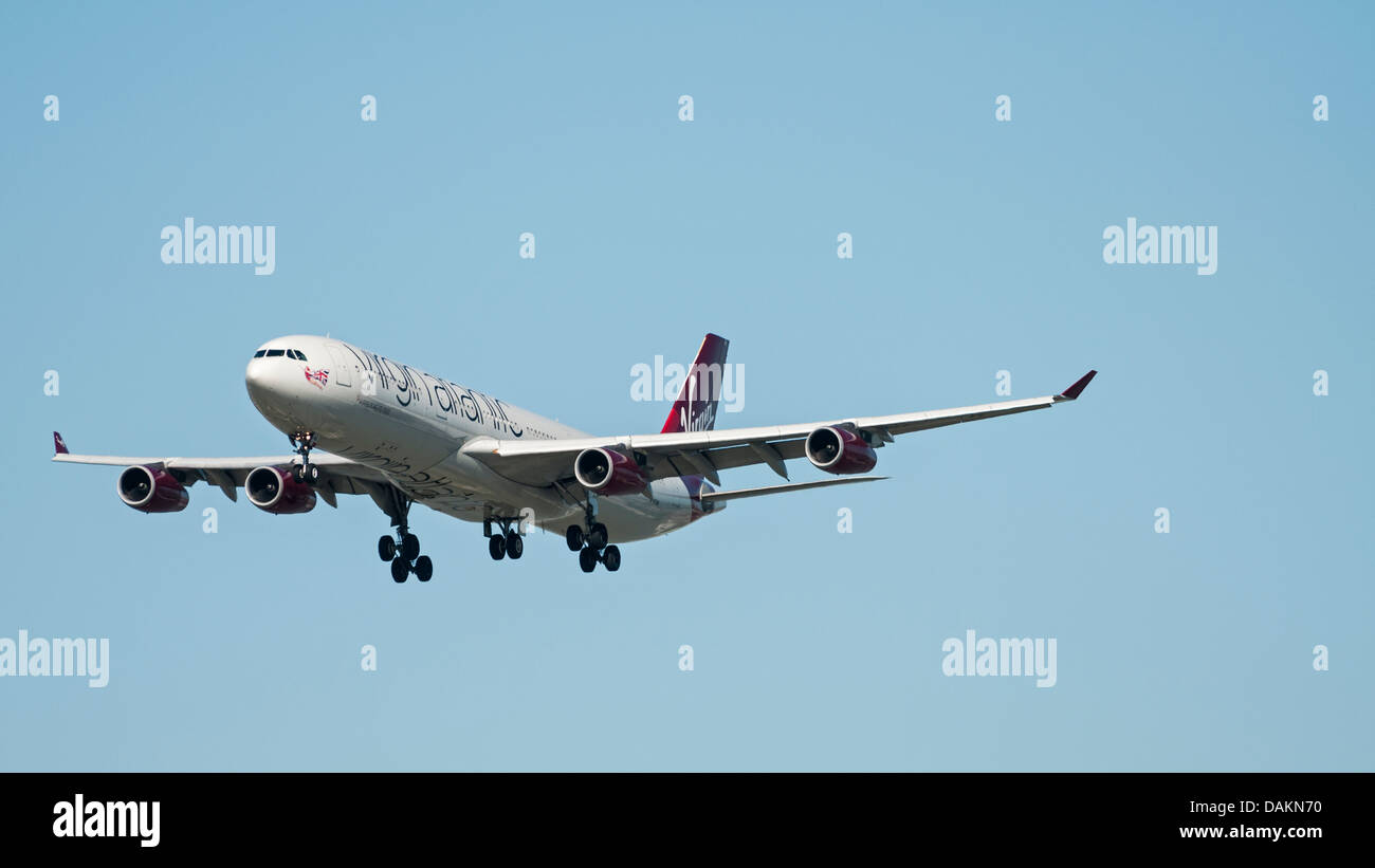Un Virgin Atlantic Airways Airbus A340-300 (313X) en vol et en approche finale pour l'atterrissage. Banque D'Images