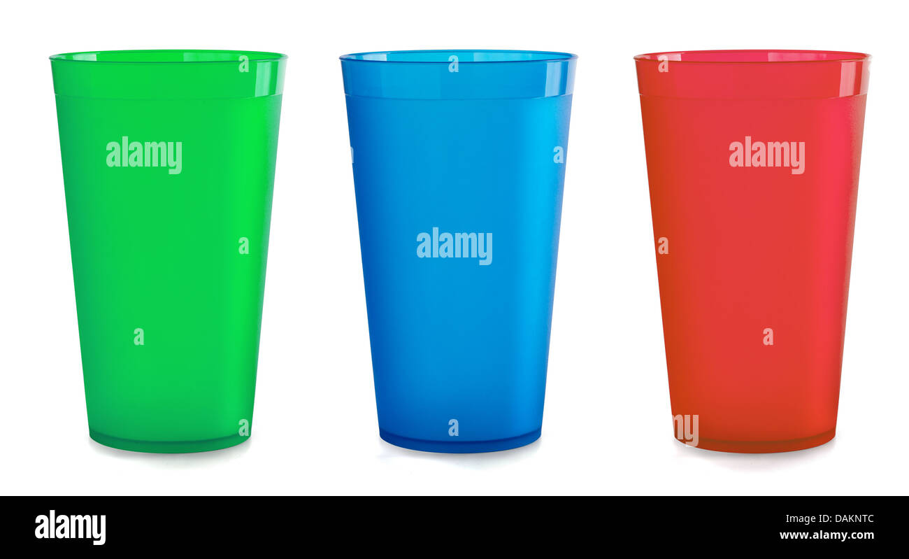 Trois tasses vides en plastique coloré isolated on white Banque D'Images