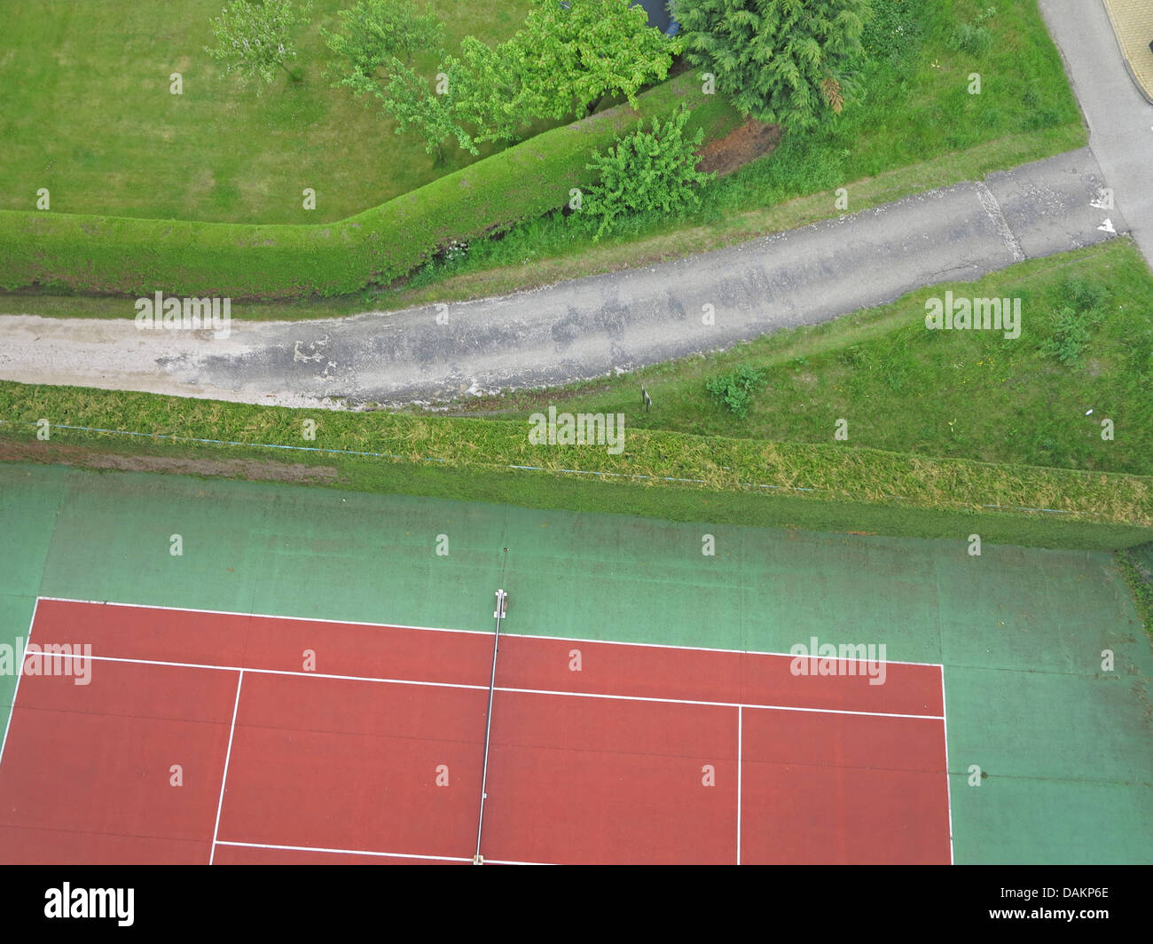 Vue aérienne vers le chemin et d'une partie de tennis, de l'Allemagne, Rhénanie du Nord-Westphalie Banque D'Images