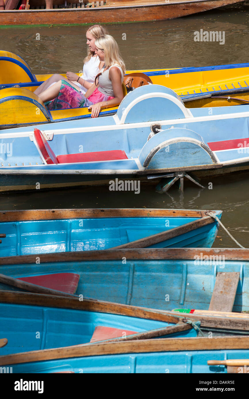 Les gens profiter d'une journée de bateau sur la rivière Cherwell dans l'Oxford, Oxfordshire, England, UK Banque D'Images