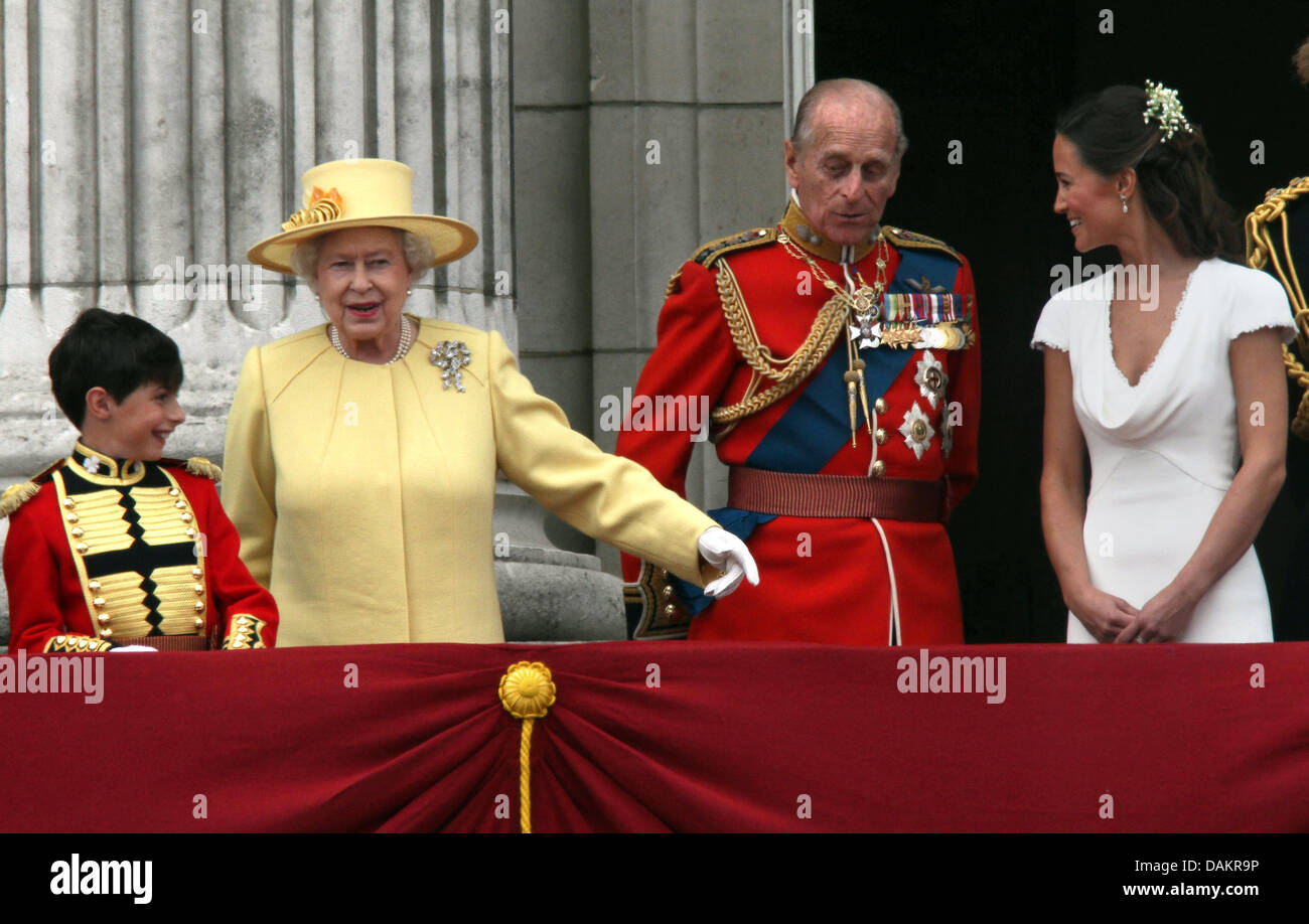 (L,R) William Lowther,Pinkerton, La Reine Elizabeth II, le Prince Philip, servante d\u0027honneur de Pippa Middleton sur le balcon du palais de Buckingham après