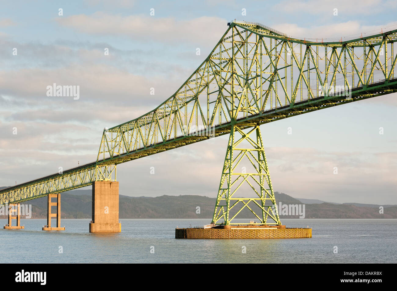 Portrait classique d'Astoria-Megler Bridge éclairés en soirée chaude du soleil d'hiver, avec le Columbia River. L'espace pour copier. Banque D'Images