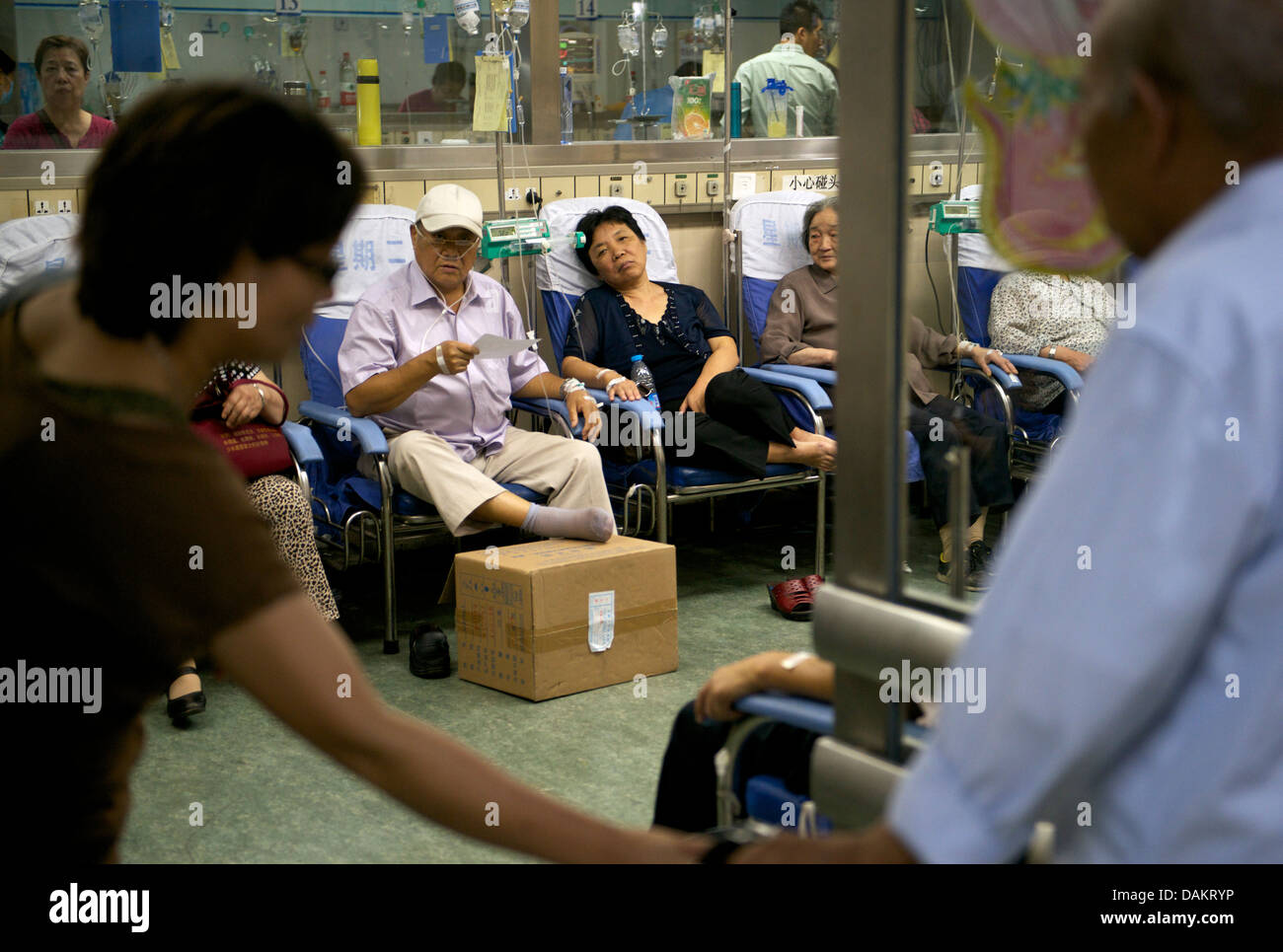 Les patients recevant un traitement par perfusion dans un hôpital à Beijing, Chine. 16-Jul-2013 Banque D'Images