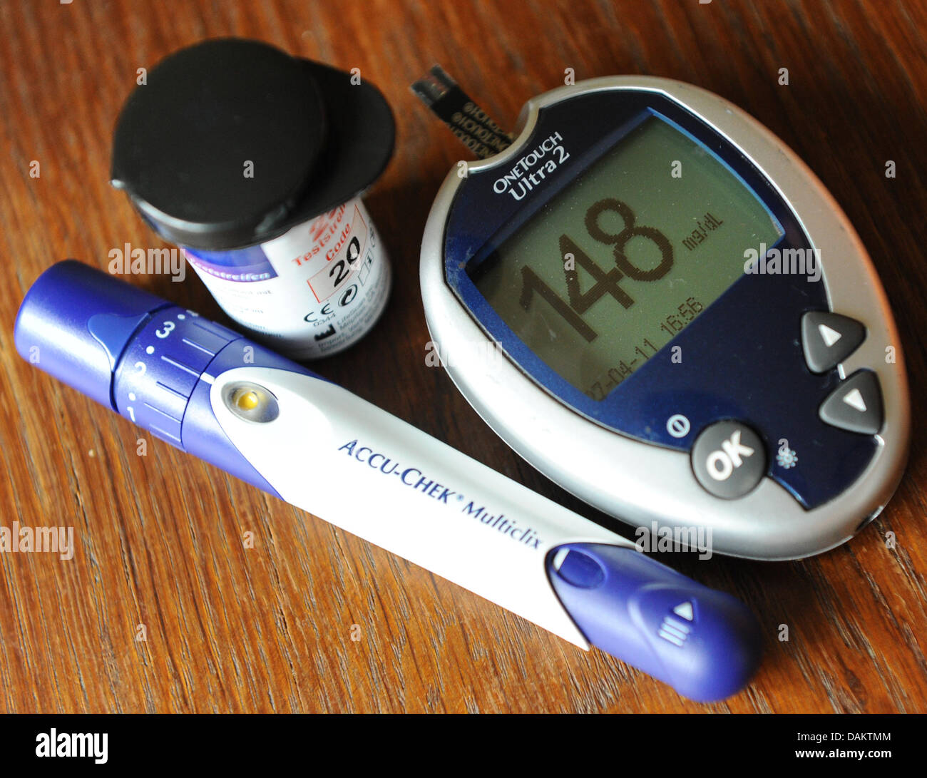 Un appareil de mesure de la glycémie, un autopiqueur et un paquet de sucre  de sang bandelettes se coucher sur une table à Berlin, Allemagne, 26 avril  2011. Au cours des dernières