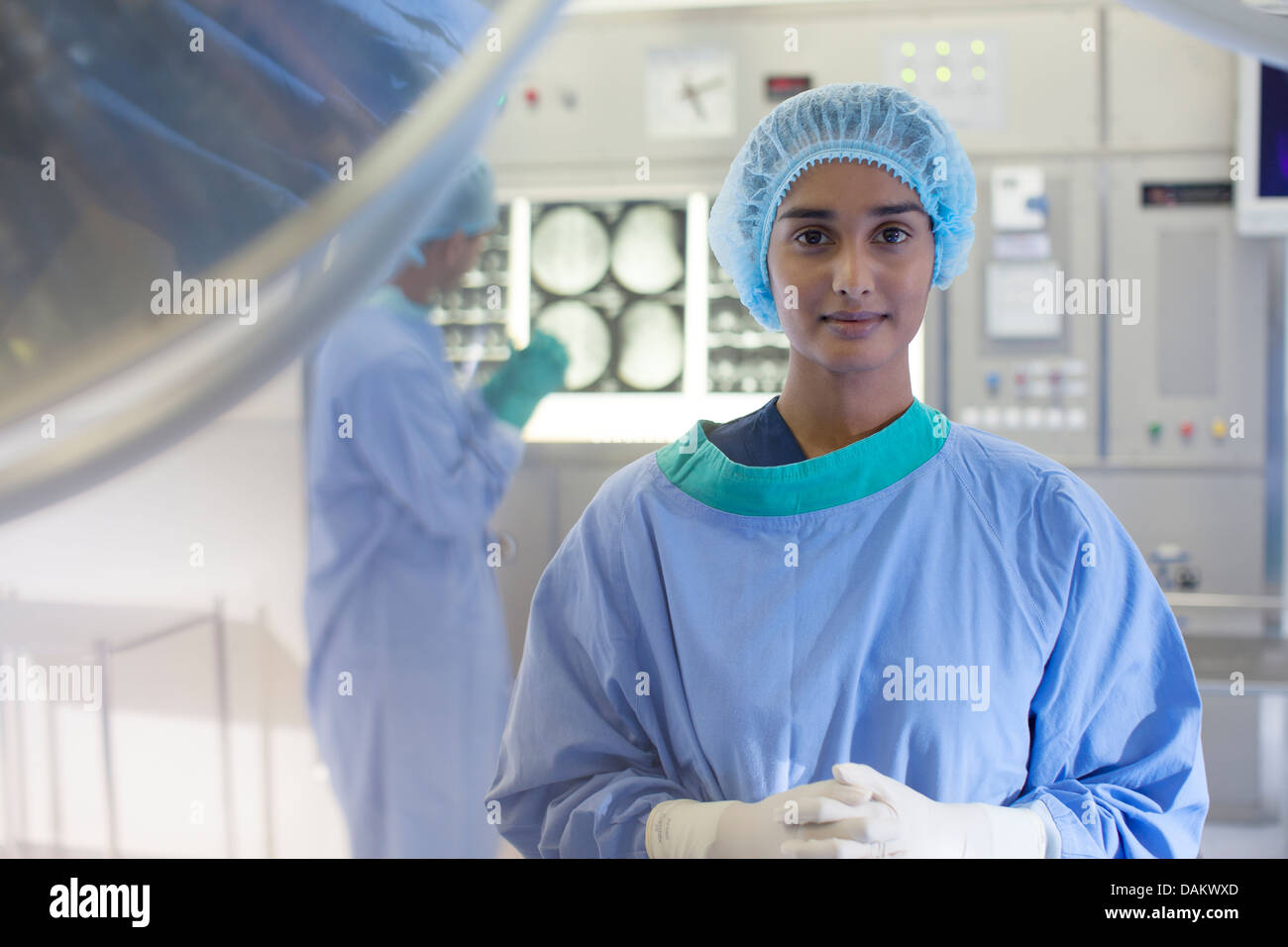 Surgeon standing in operating room Banque D'Images