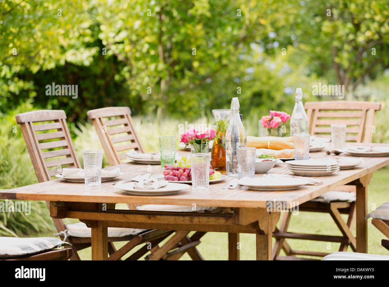 Set table in backyard Banque D'Images