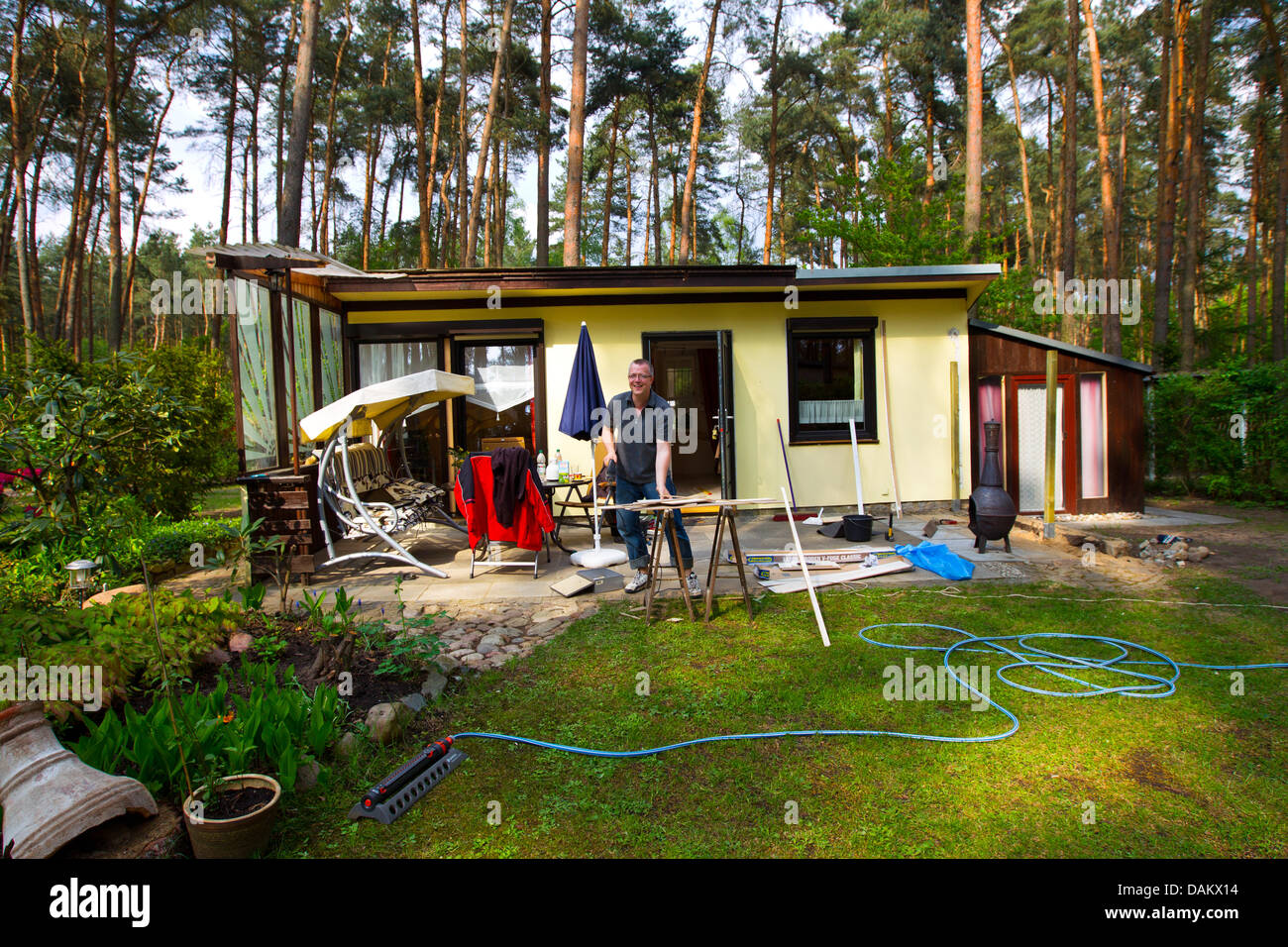 Un bungalow sur un week-end bien est représenté à Pretzien, Allemagne, 26 avril 2011. Photo : Jens Wolf Banque D'Images