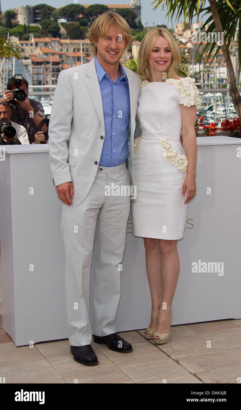 Acteurs Owen Wilson et Rachel McAdams poser avant une conférence de presse de 'Midnight in Paris' au Festival de Cannes au Palais des Festivals de Cannes, France, le 11 mai 2011. Photo : Hubert Boesl Banque D'Images