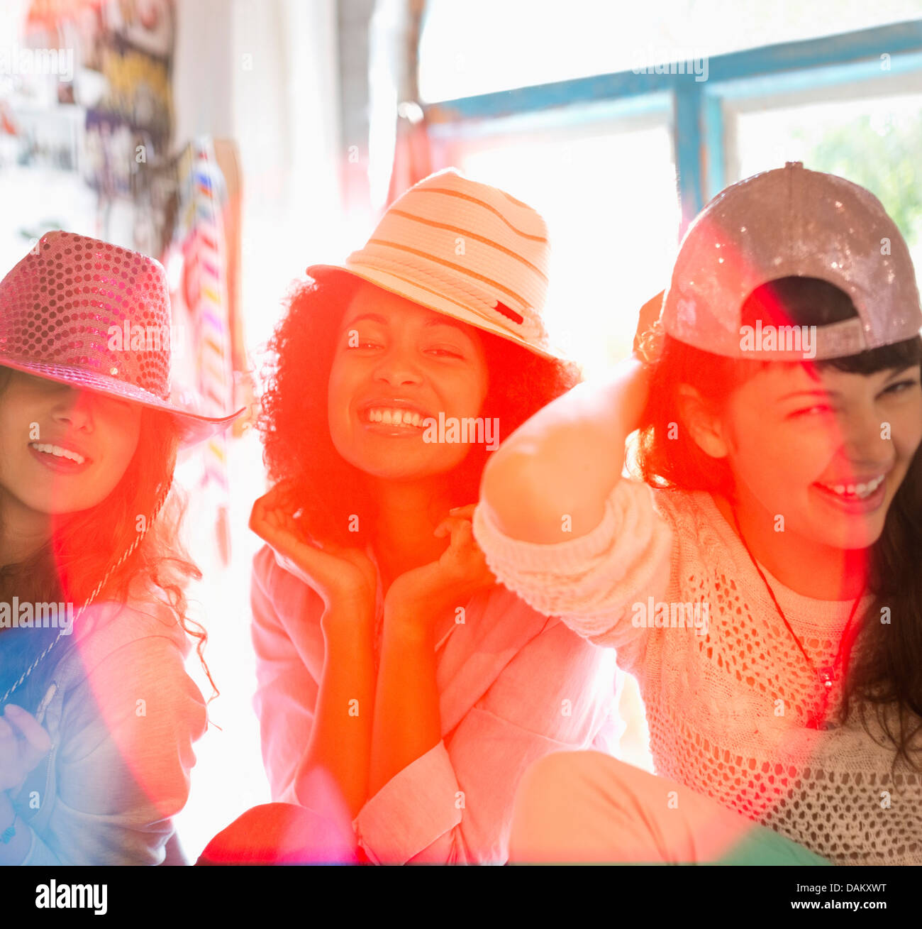 Les femmes portant des chapeaux dans la chambre Banque D'Images