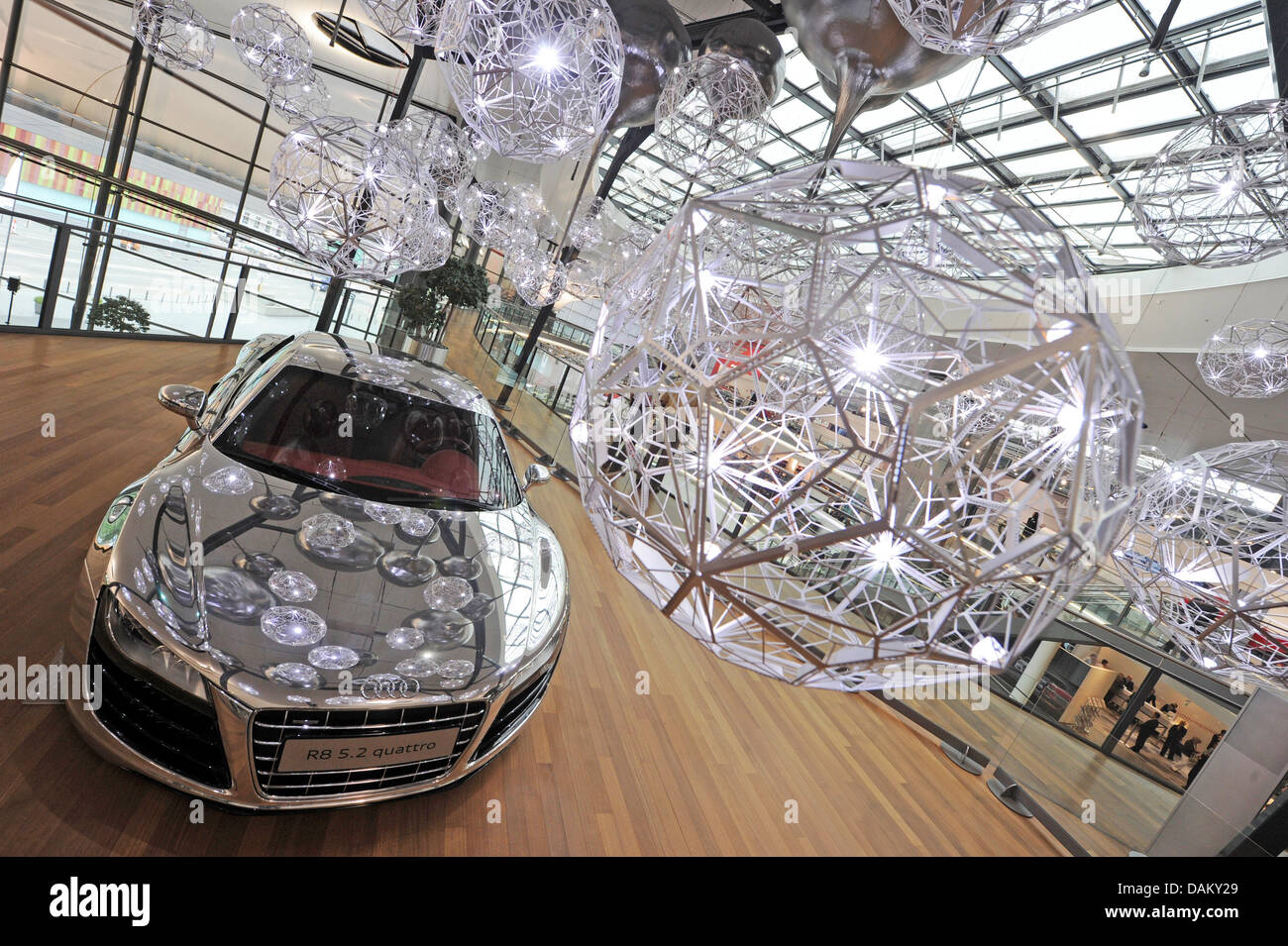 La voiture R8 5.2 Quattro est situé en dessous de l'installation "Light Light" de Tom Dixon à l'Audi Forum de Neckarsulm, où l'Assemblée générale d'Audi a lieu, l'Allemagne, le 12 mai 2011. Après une bonne année 2010, Audi a vendu plus de voitures au premier trimestre de 2011 à celui de l'année précédente. Photo : Uli Deck Banque D'Images