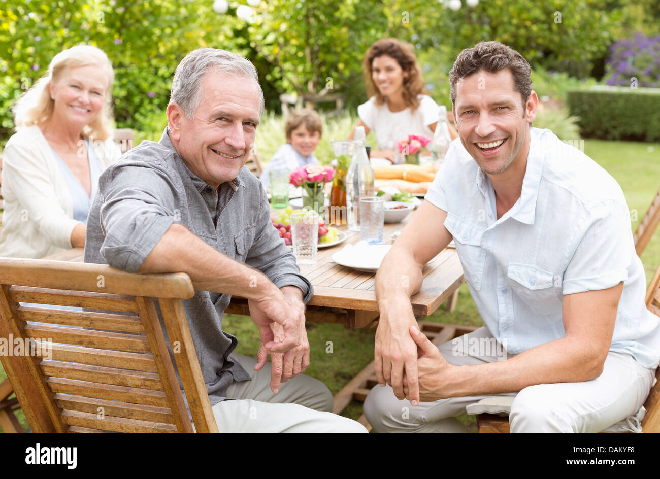 Family smiling together at table Banque D'Images Family smiling together at table Banque D'Images