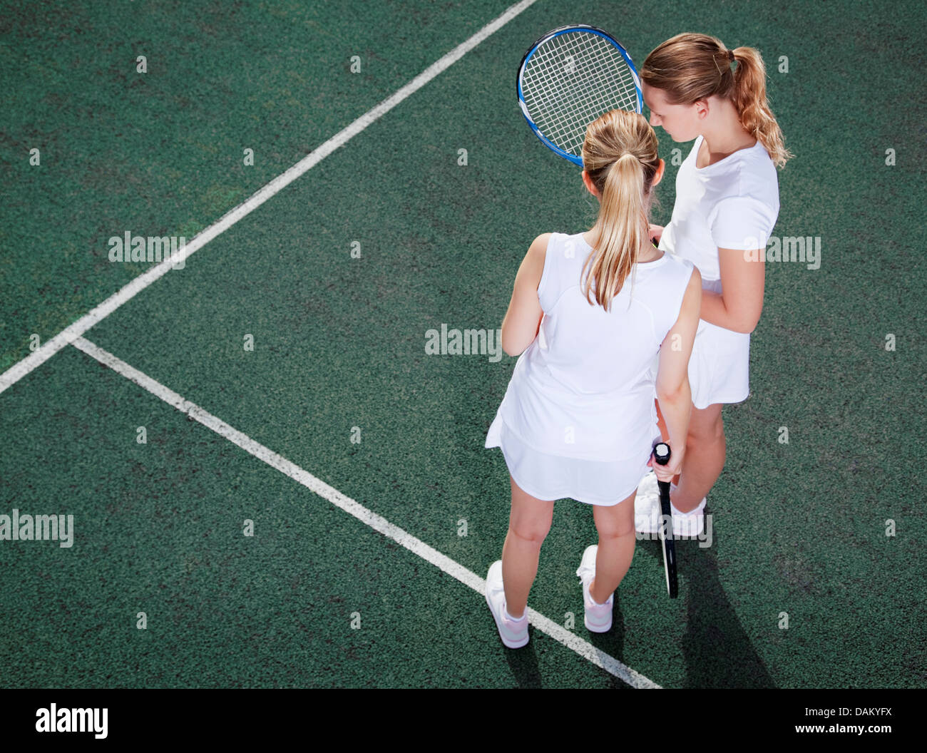 Les joueurs de tennis en conversation sur cour Banque D'Images
