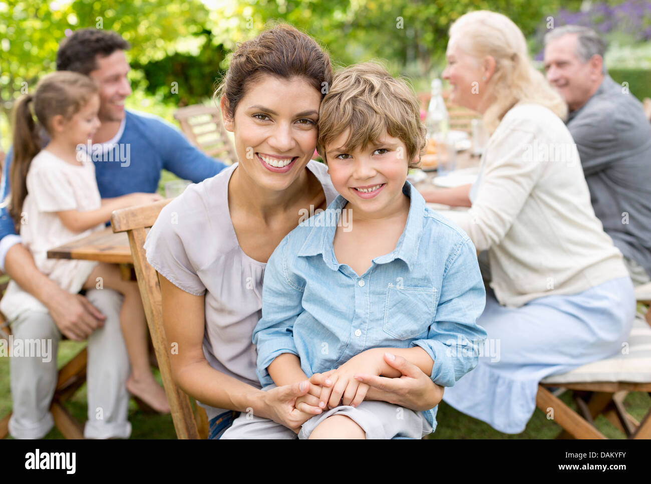 Mère et fils smiling in backyard Banque D'Images