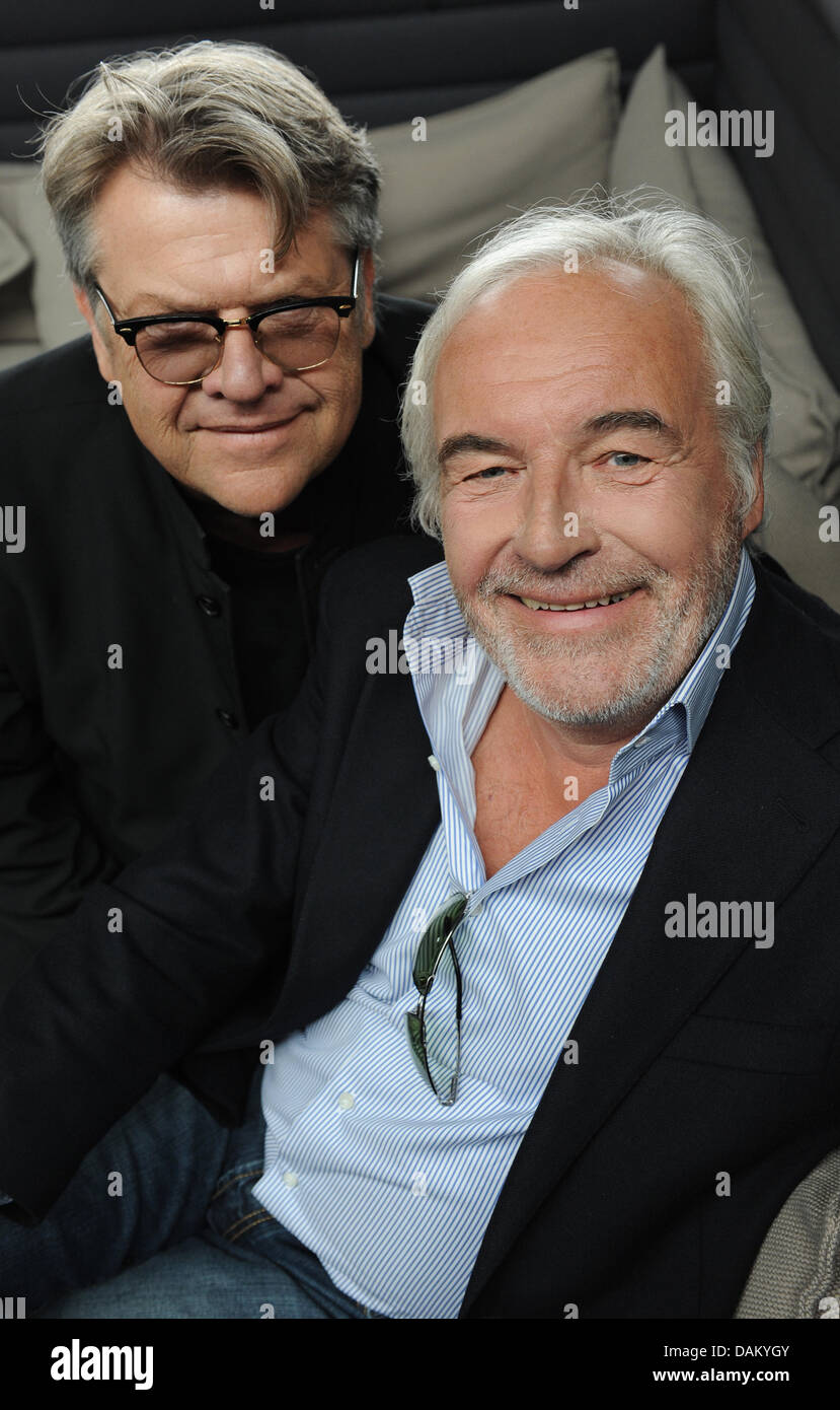 Joergen (r) et Niels de la bande le Danois Olsen Brothers posent au cours de l'Eurovision à Düsseldorf, Allemagne, 13 mai 2011. Les danois a remporté le Grand Prix en 2000 et de voir de bonnes chances de Lena pour gagner une deuxième fois cette année. "Sa chanson est meilleur que celui de la dernière année. Elle a de bonnes chances, je pense" dit Joerg Olsen. Ils ont également de bonnes chances de voir les jumeaux irlandais juif Banque D'Images