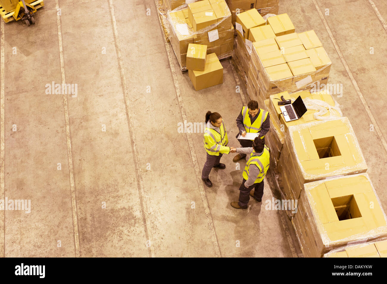 Workers talking in warehouse Banque D'Images