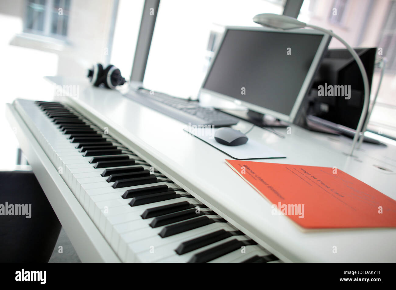 Un clavier avec un ordinateur connecté se compose d'un poste de travail dans le département des archives de la musique, une nouvelle annexe de la Deutsche Nationalbibliothek (bibliothèque nationale allemande à Leipzig, Allemagne, le 9 mai 2011. L'extension récente de la bibliothèque porte une capacité pour accueillir un million d'enregistrement du son, des vidéos, de la musique 5,000 800,000 feuilles et d'autres documents d'archives. Photo : Jan Woita Banque D'Images