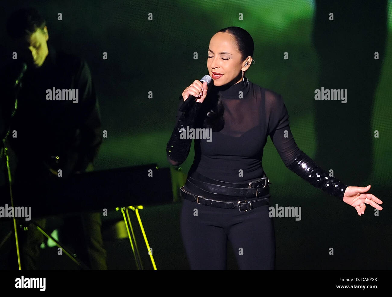 La chanteuse Sade Adu British-Nigerian joue sur la scène lors de son concert à l'O2 World lieu d'exposition à Berlin, Allemagne, 13 mai 2011. Sade presenter son nouvel album et de l'amour". Photo : Britta Pedersen Banque D'Images