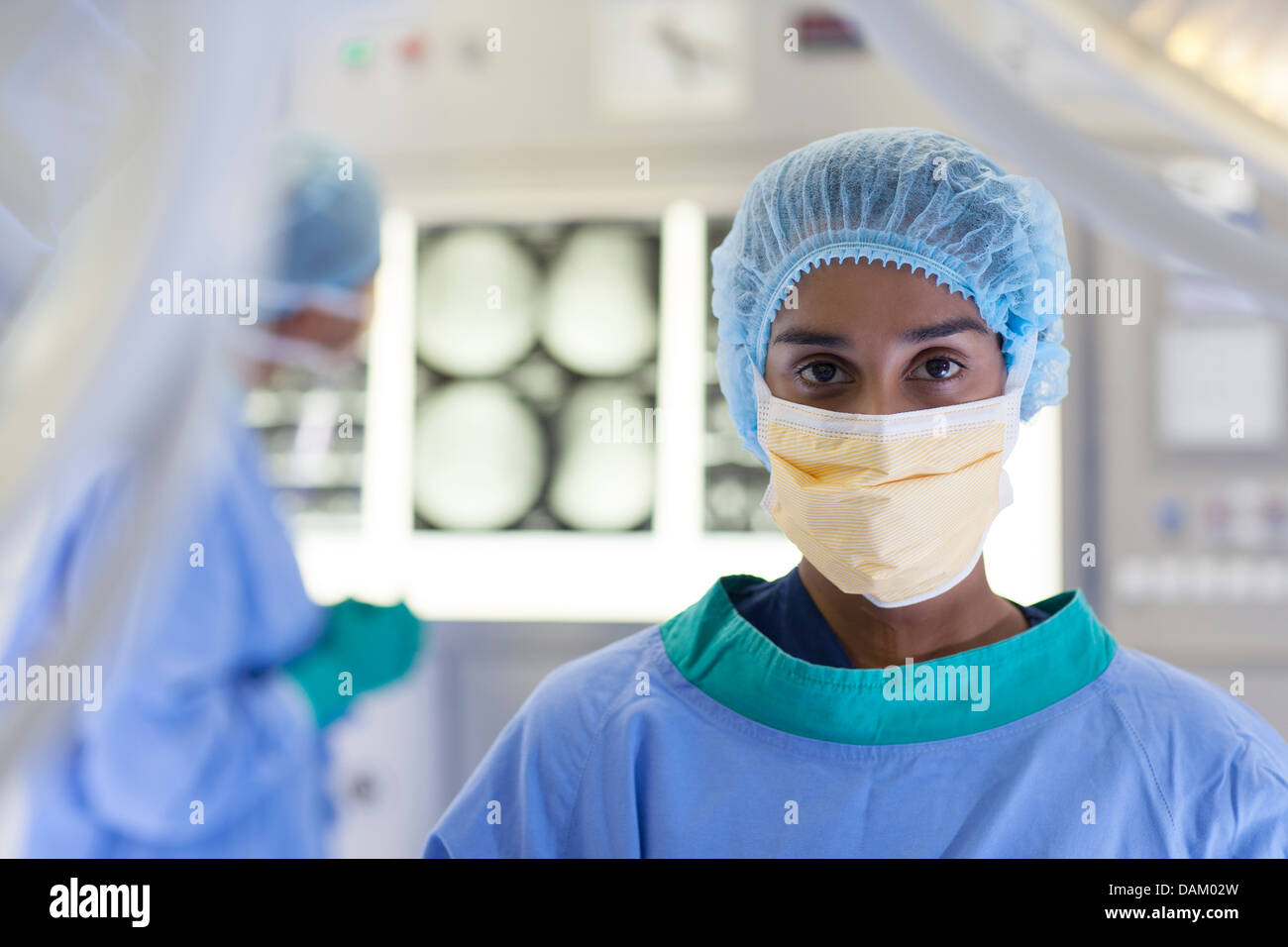 Surgeon standing in operating room Banque D'Images