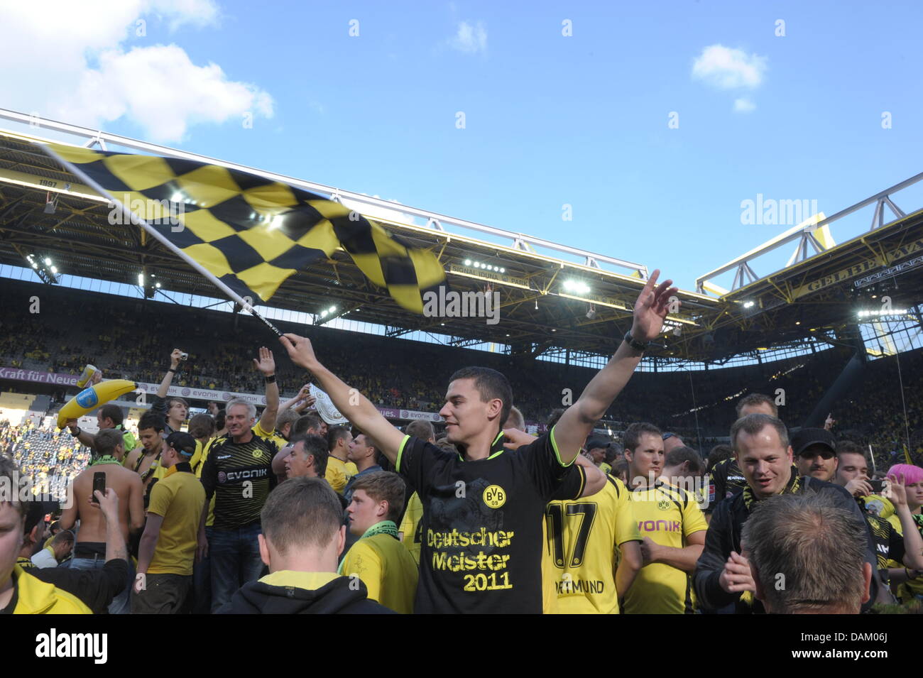 Fans de football soccer club BVB Dortmund célèbrent après le match de football de la Bundesliga entre Borussia Dortmund et l'Eintracht Francfort au stade Signal-Iduna-Park à Dortmund, en Allemagne, le 14 mai 2011. Dortmund a remporté la Bundesliga 2010/2011 la saison de soccer et la Bundesliga allemande titre de champion. Photo : Federico Gambarini (ATTENTION : EMBARGO SUR LES CONDITIONS ! Le LDF permet l'enregistrer Banque D'Images