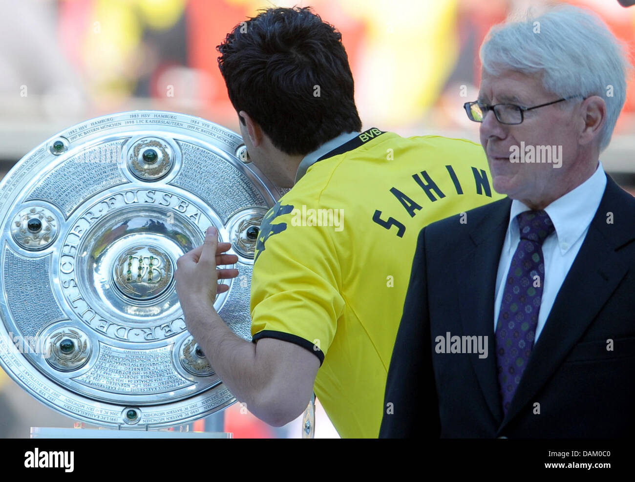 Joueur de Dortmund Nuri Sahin (retour) l'embrasse le trophée tout en vous tenant à côté de la BVB président Reinhard Rauball, après le match de football de la Bundesliga entre Borussia Dortmund et l'Eintracht Francfort au stade Signal Iduna Park de Dortmund, Allemagne, 14 mai 2011. Dortmund a remporté le titre du championnat allemand de Bundesliga 2010/2011. Photo : Federico Gambarini (ATTENTION : EMBARGO SUR LES CONDITIO Banque D'Images