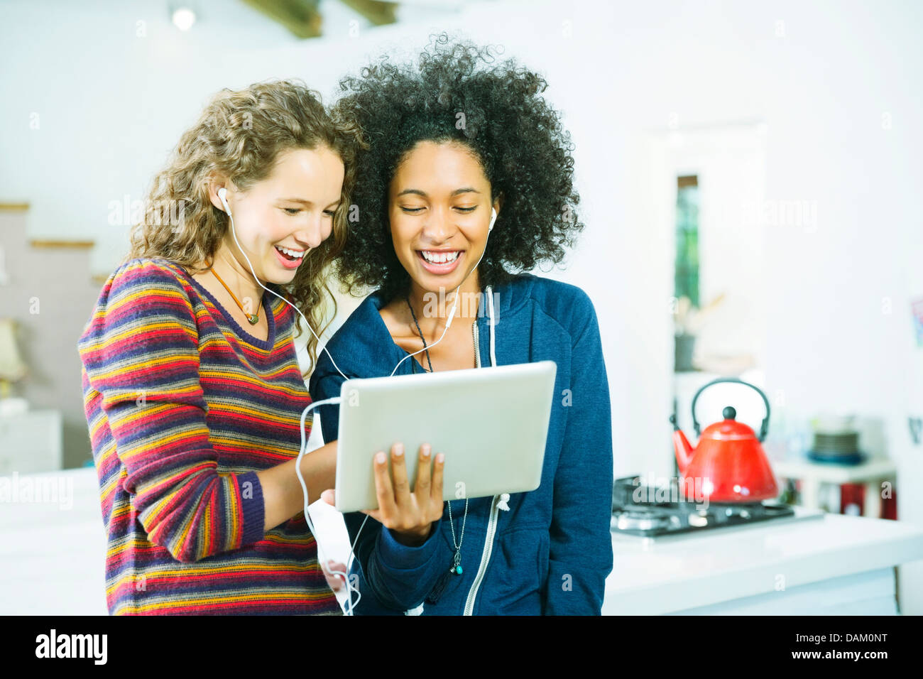 Women listening to earphones ensemble Banque D'Images